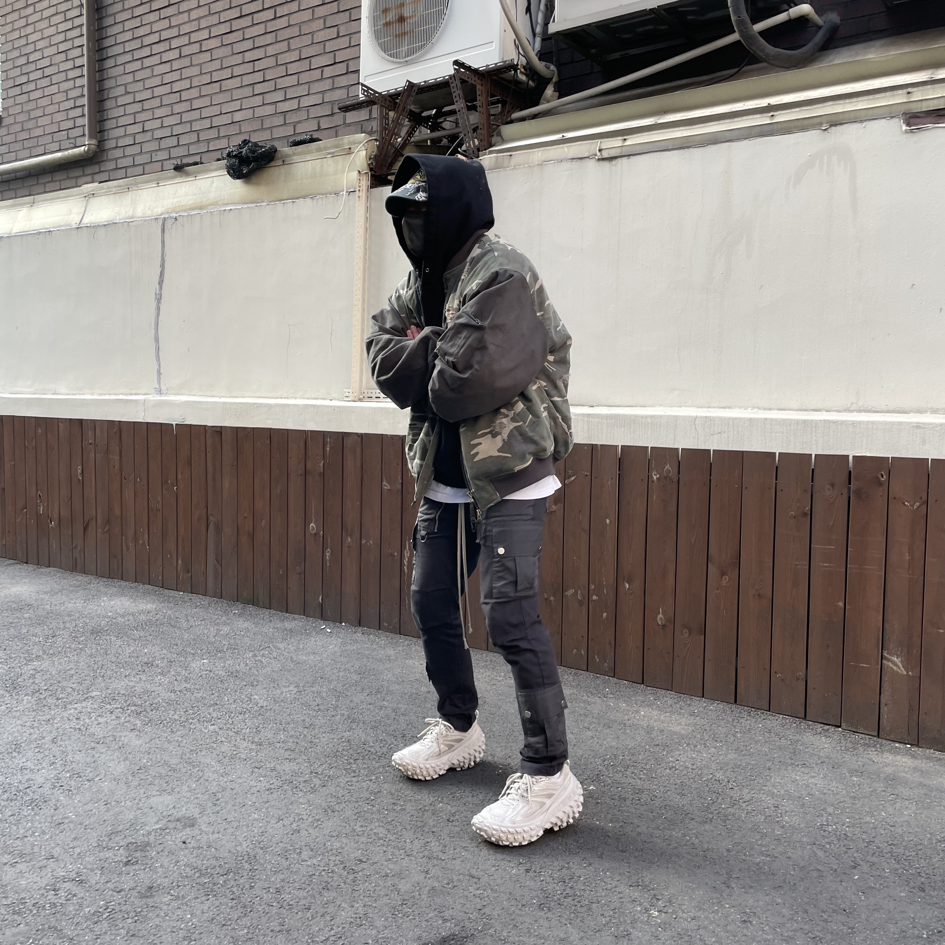 Undermycar Vetek Camouflage Destroyed Bomber Kombu - 23SS, Balenciaga Defender Sneakers Beige 착용 스타일 - 1