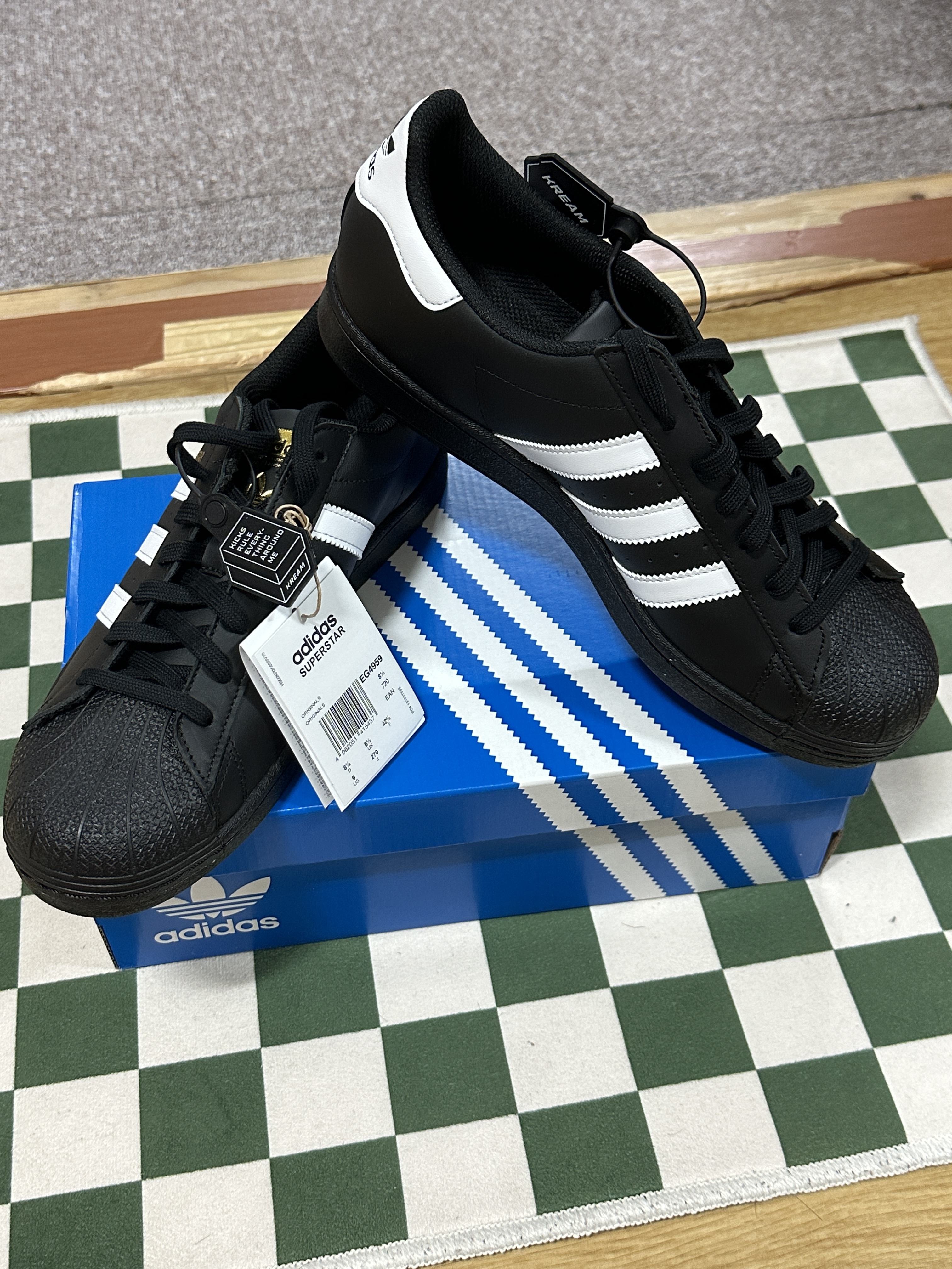 Adidas Superstar Core Black White 착용 스타일