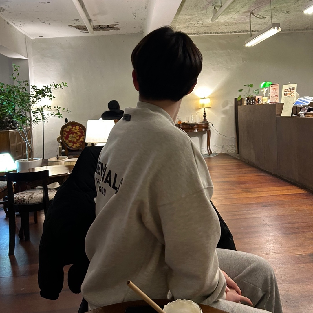 Essentials The Core Collection Crewneck Sweatshirt Light Oatmeal 착용 스타일