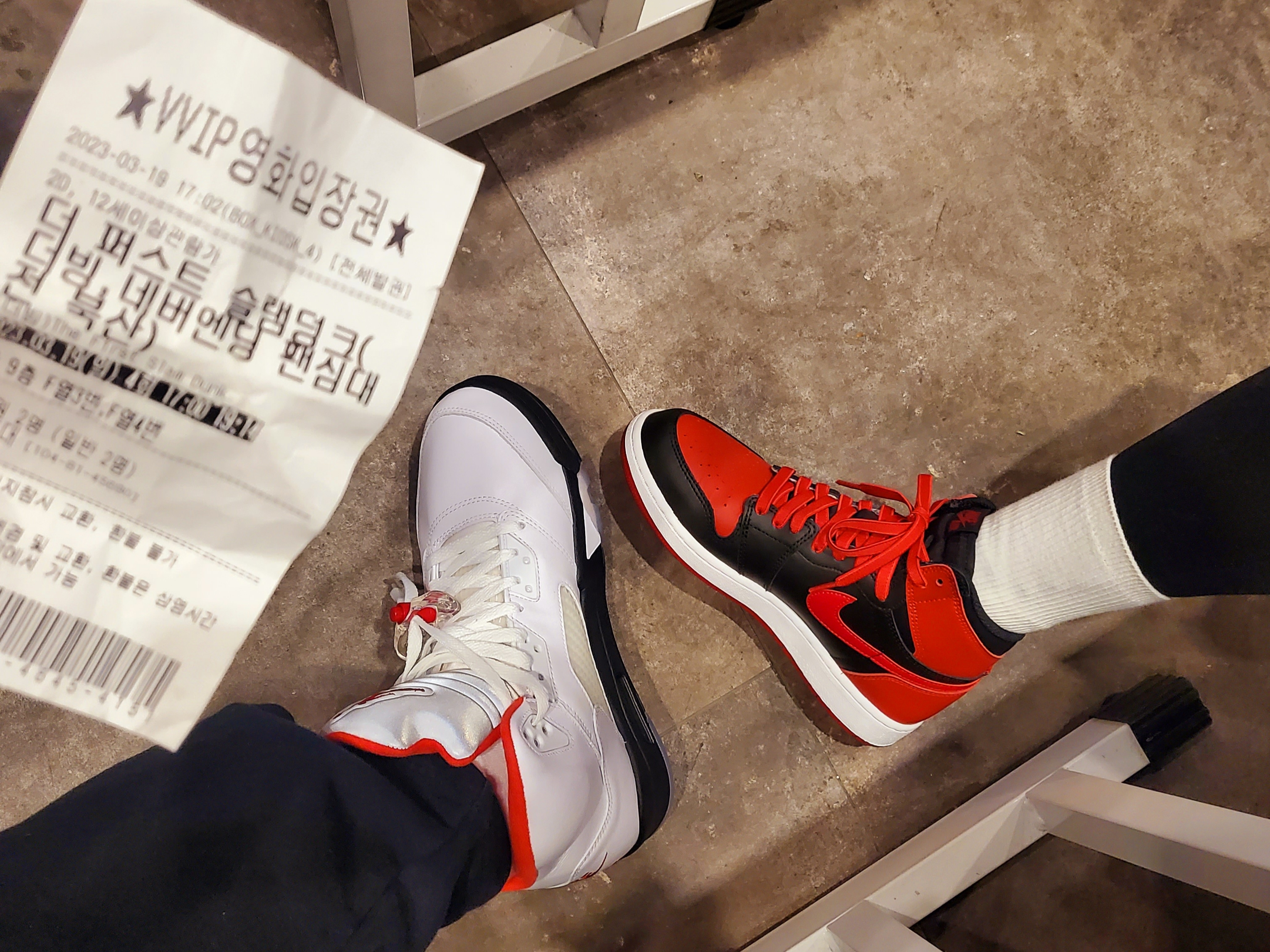 Jordan 5 Retro Fire Red Silver Tongue 2020, (GS) Jordan 1 Retro High OG Bred Banned 2016 착용 스타일