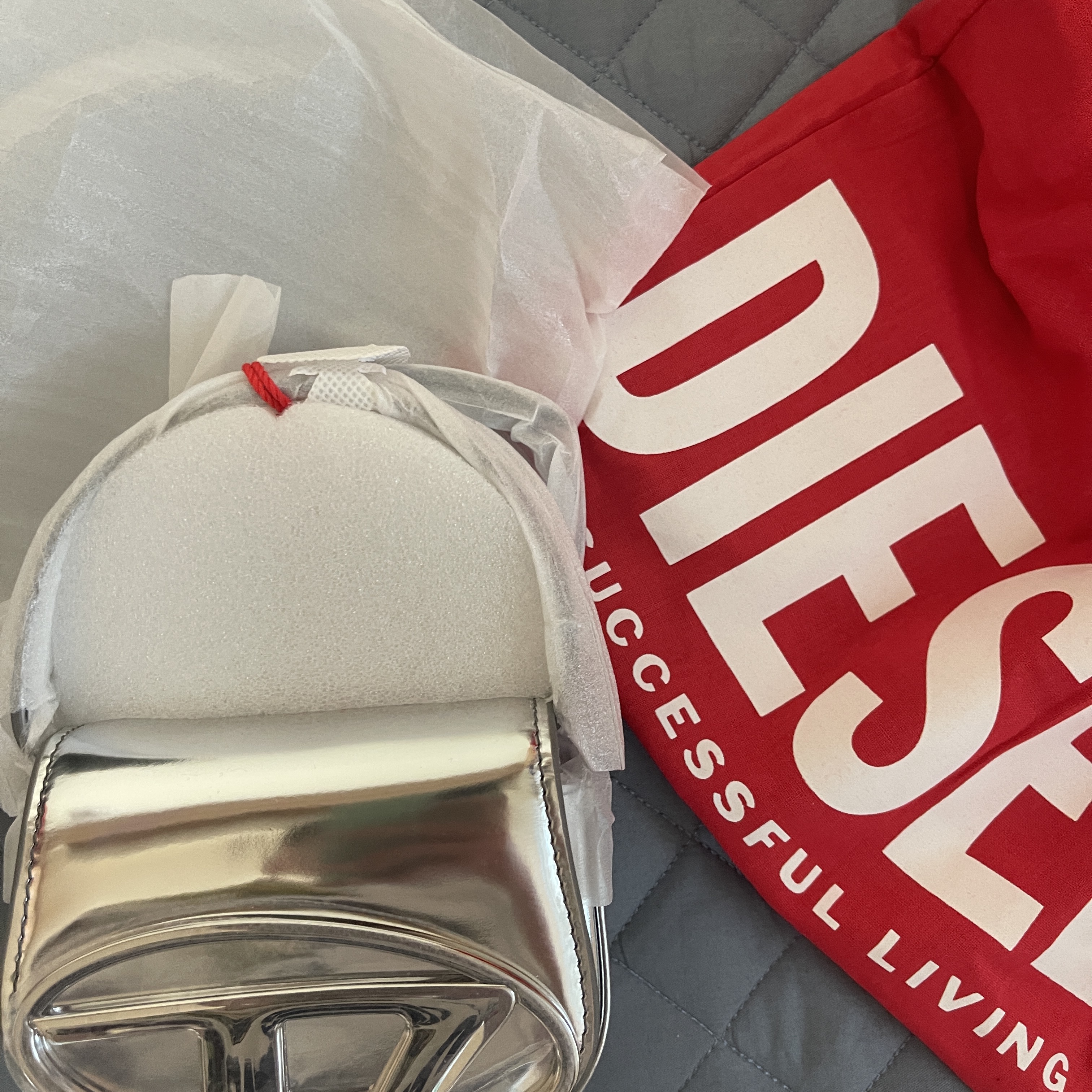 Diesel 1DR Mini Bag in Mirrored Leather Silver 착용 스타일