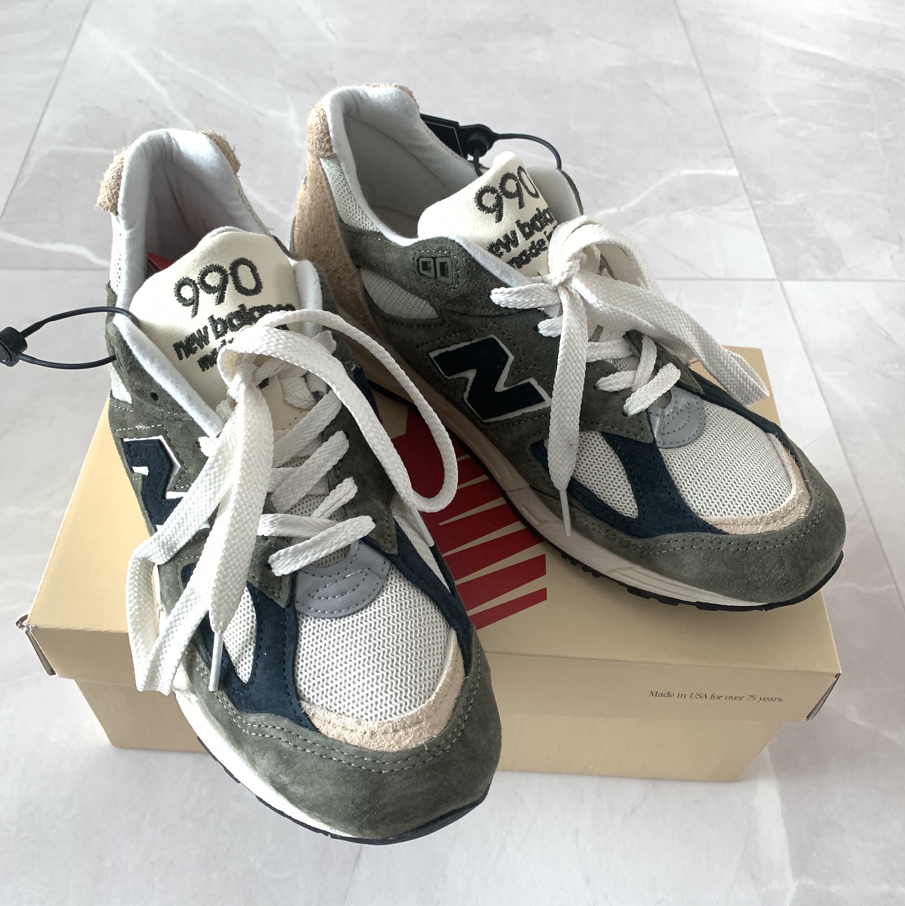 New Balance 990v2 Made in USA Grey Tan 착용 스타일 - 1