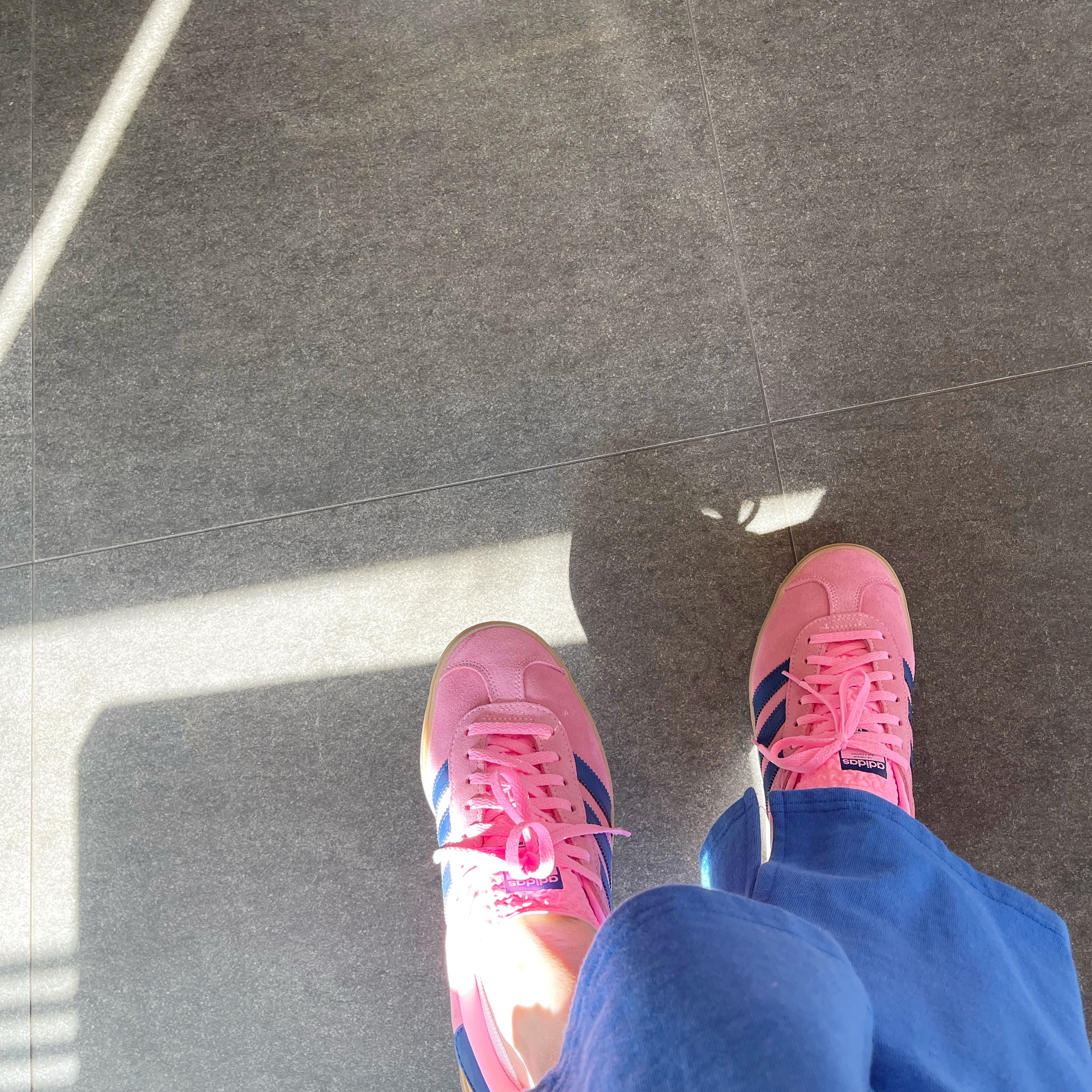 (W) Adidas Gazelle Bold Pink Glow Victory Blue 착용 스타일 - 1