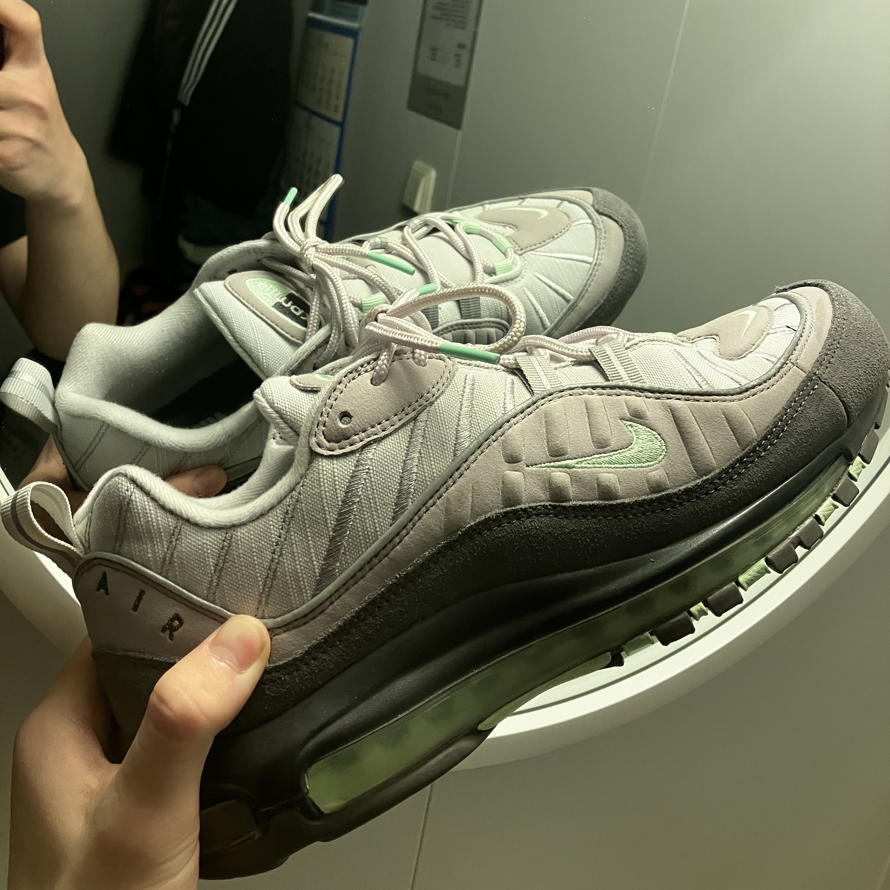 Nike Air Max 98 Vast Grey Mint 착용 스타일