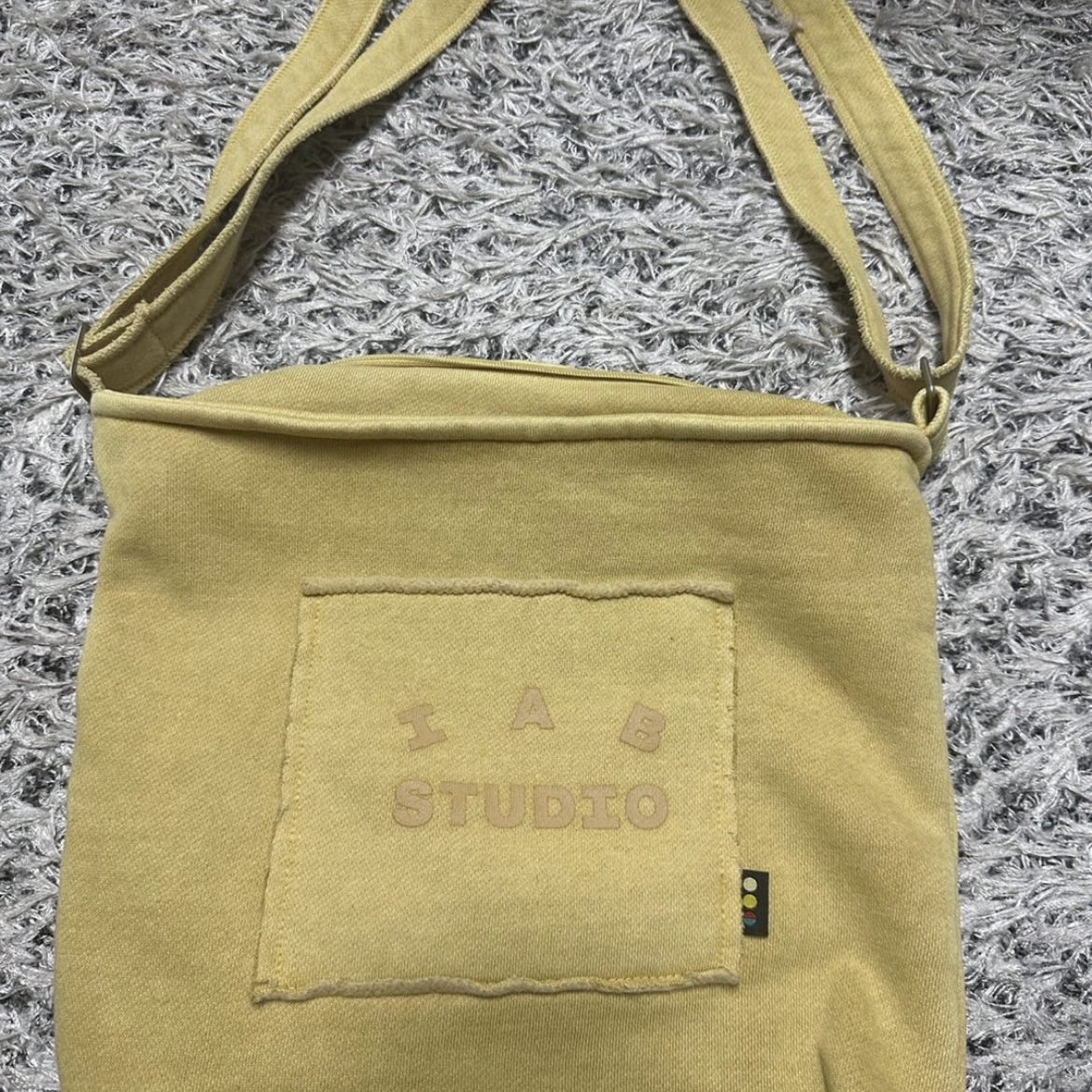 IAB Studio Pigment Bag Mustard 착용 스타일