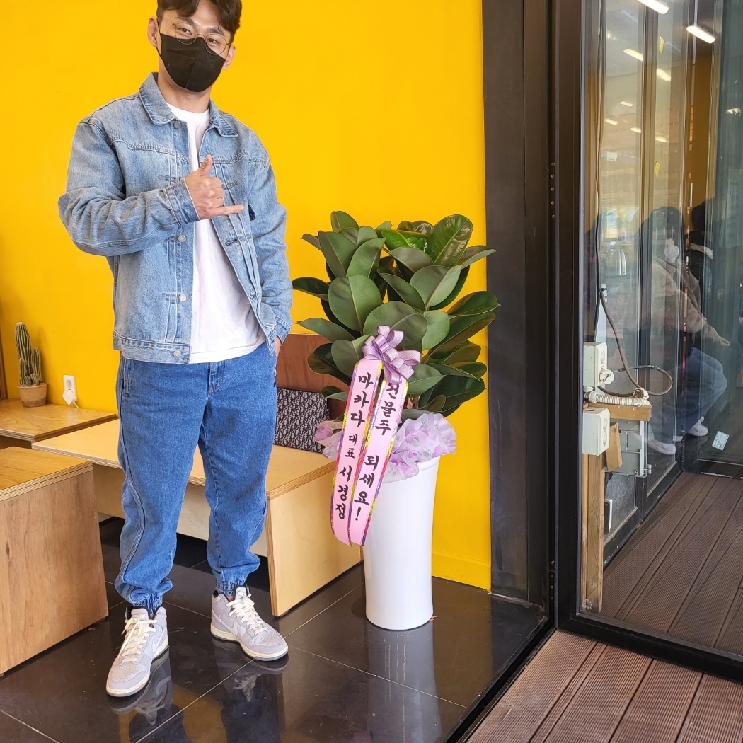 Juun.J Cone Denim Track Jogger Pants Blue, Dior Pouch Beige & Black Dior Oblique Jacquard 착용 스타일 - 2