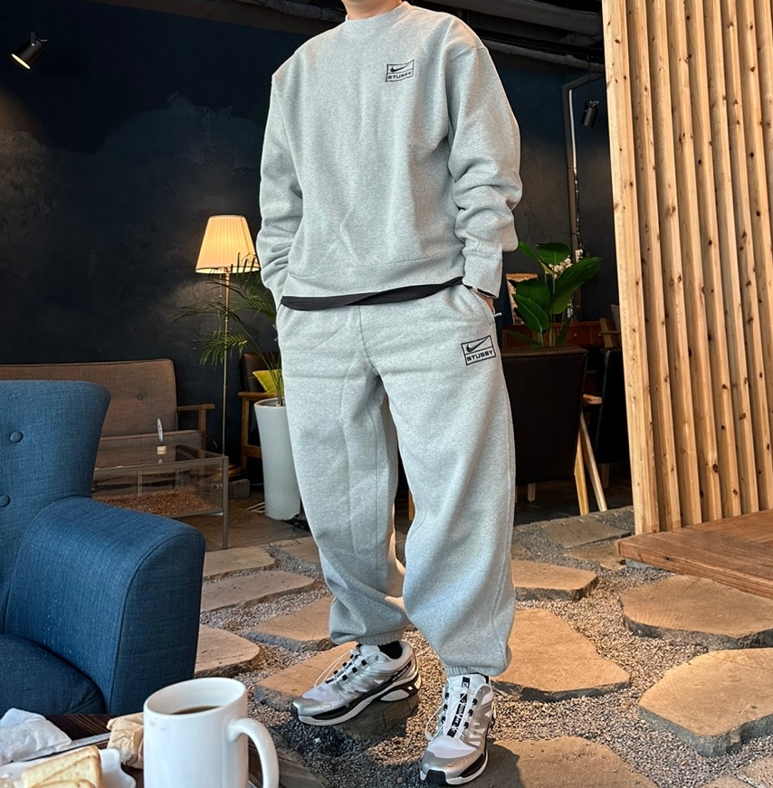 Nike x Stussy NRG Fleece Crewneck Dark Grey Heather (DO9337-063), Nike x Stussy NRG Fleece Pants Dark Grey Heather (DO9340-063) 착용 스타일