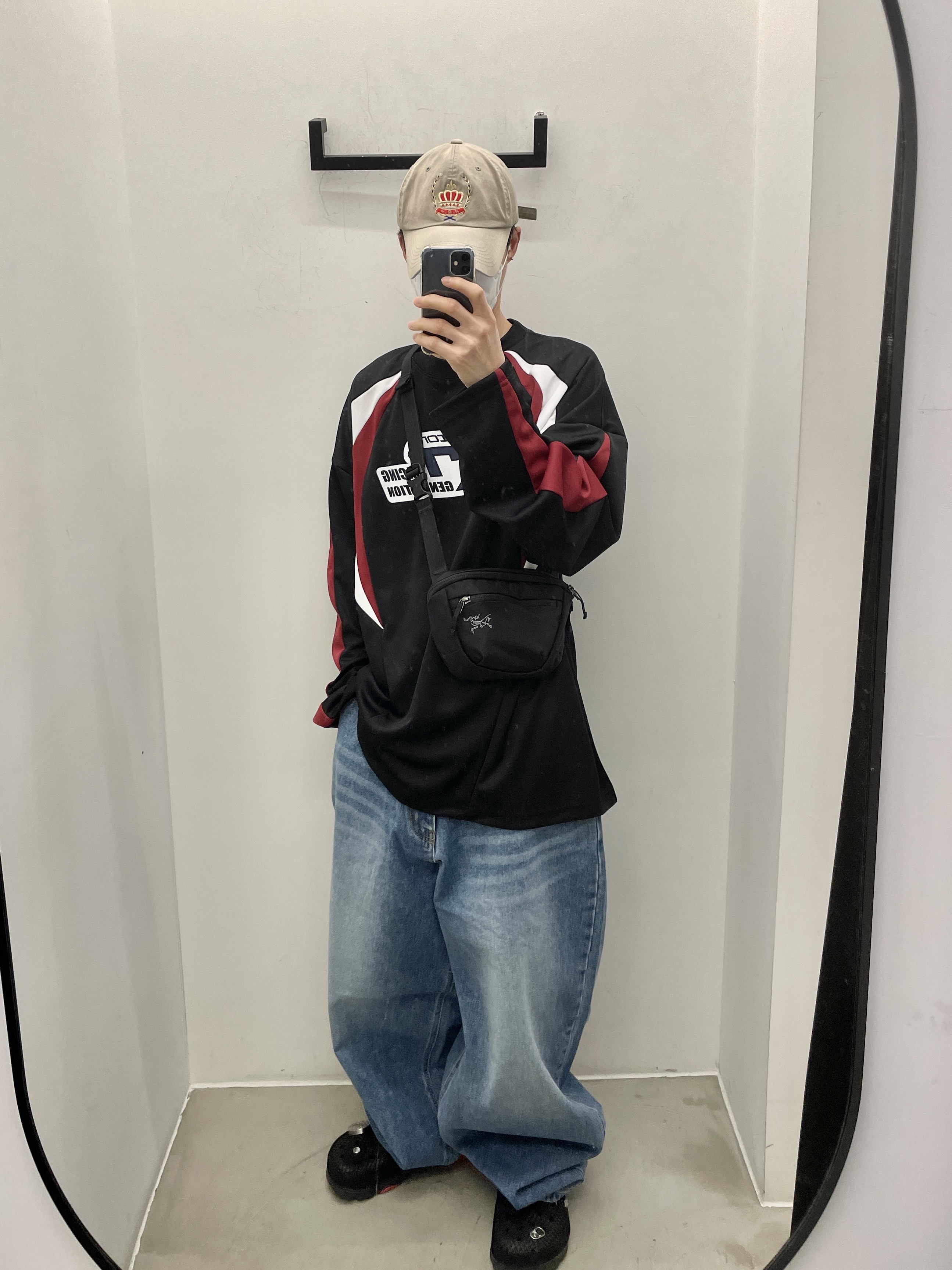 Crocs x Staple Classic All Terrain Clog Black, Arc'teryx Mantis 1 Waistpack Black 착용 스타일