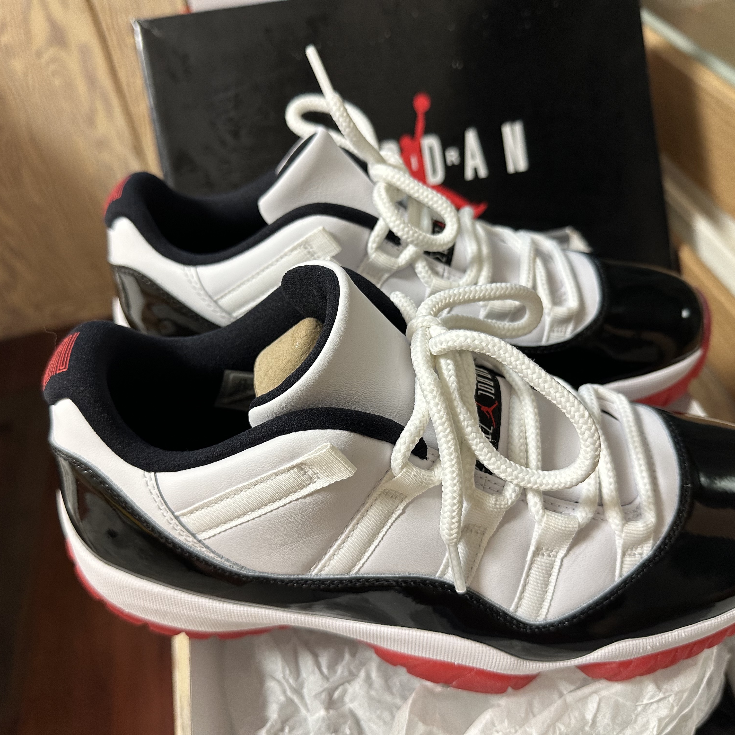 Jordan 11 Retro Low Concord Bred 착용 스타일 - 2