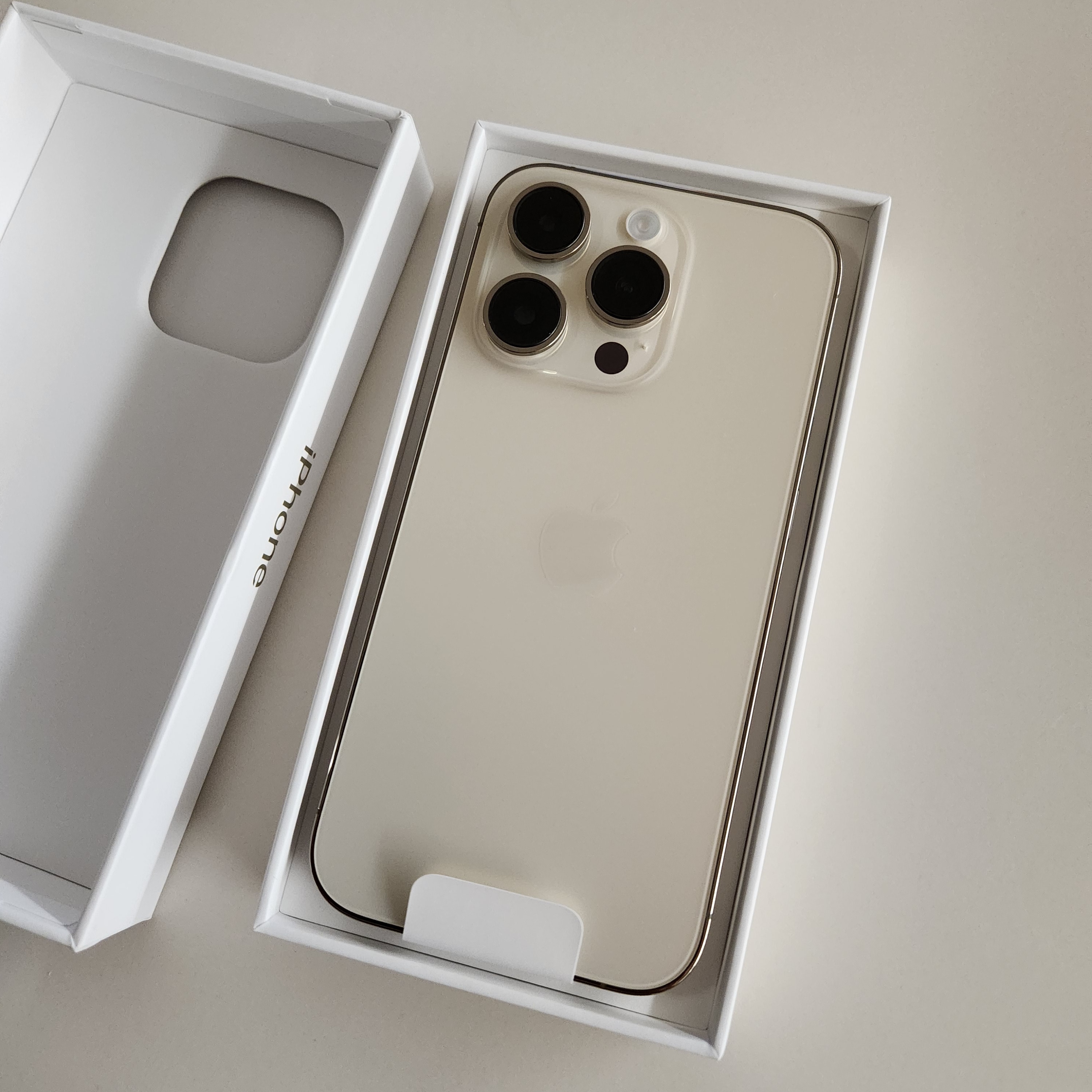 Apple iPhone 14 Pro 256GB Gold (Korean Ver.) 착용 스타일 - 2