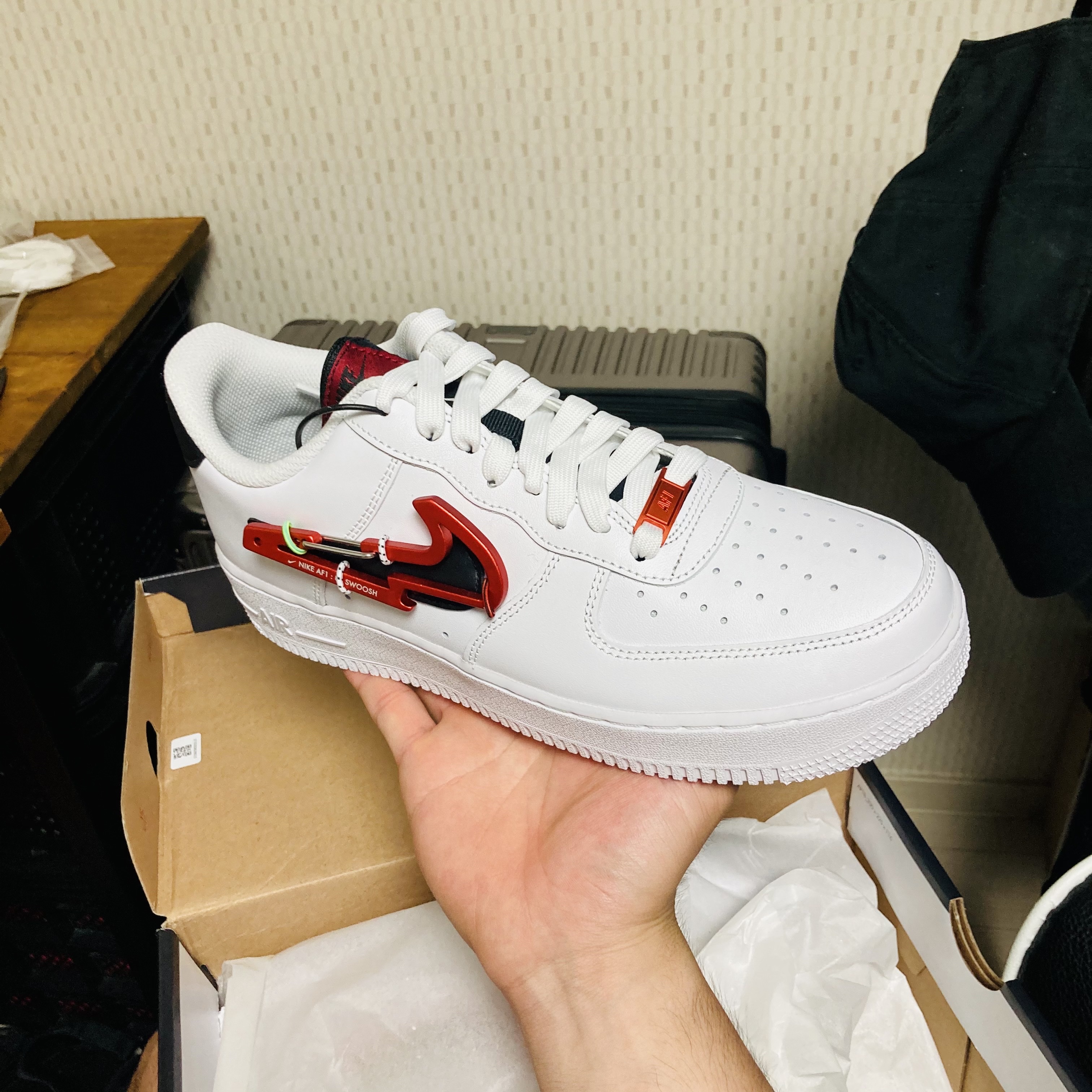 Nike Air Force 1 '07 PRM Carabiner Red 착용 스타일 - 2
