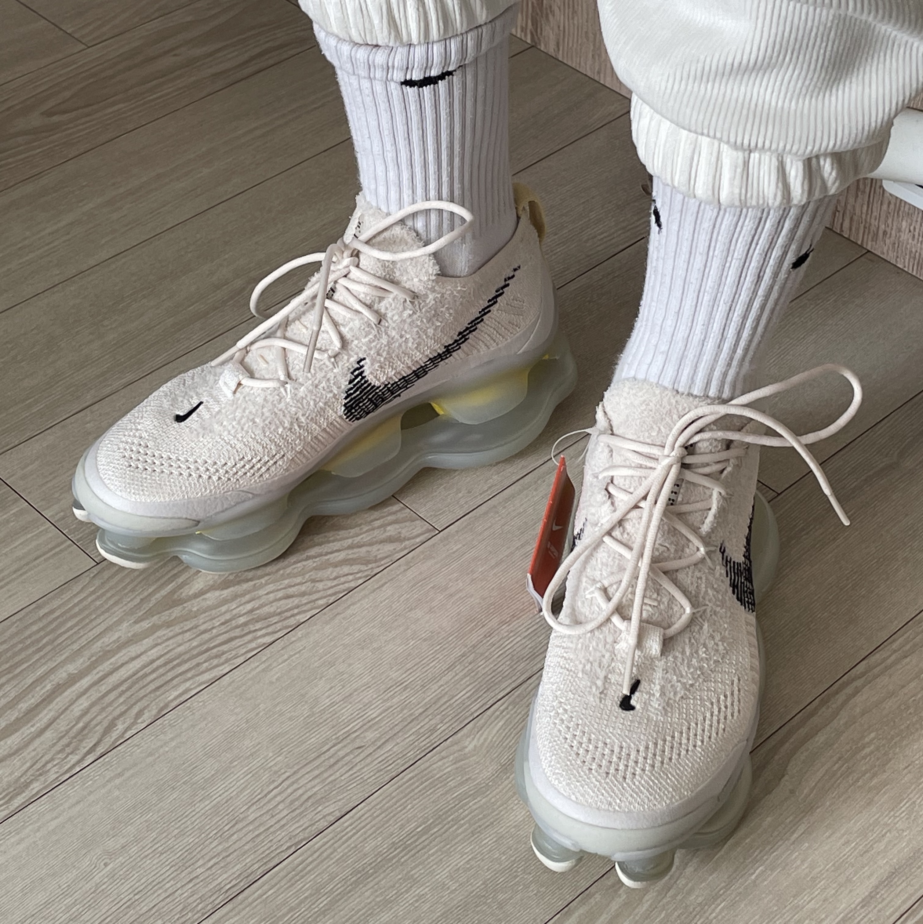Nike Air Max Scorpion Flyknit Lemon Wash 착용 스타일