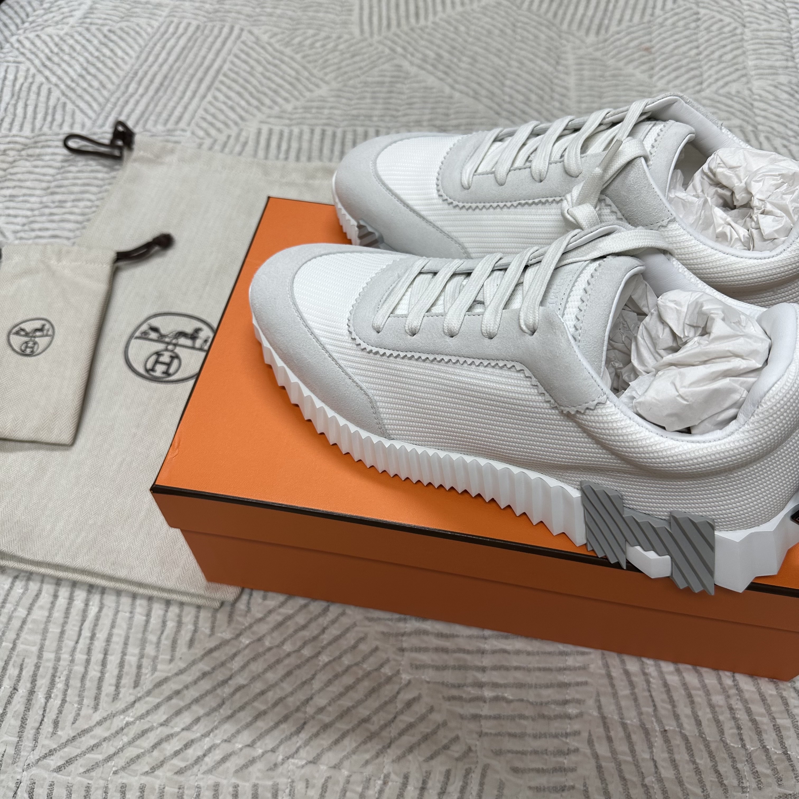 Hermes Bouncing Sneakers Mesh Suede Goatskin & Blanc Blanc 착용 스타일