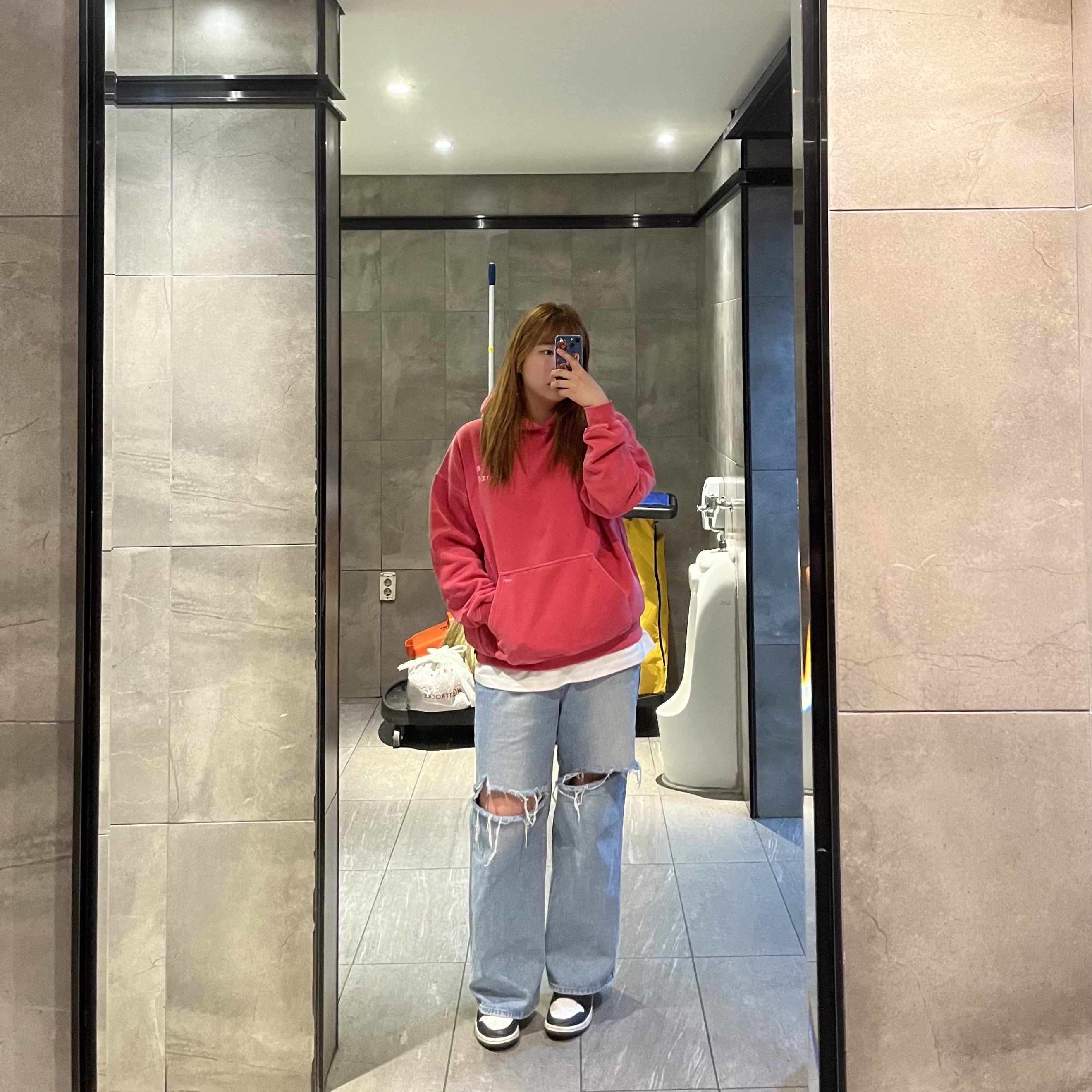 IAB Studio Pigment Hoodie & Sack Coral, Jordan 1 Mid Black Chile Red 착용 스타일
