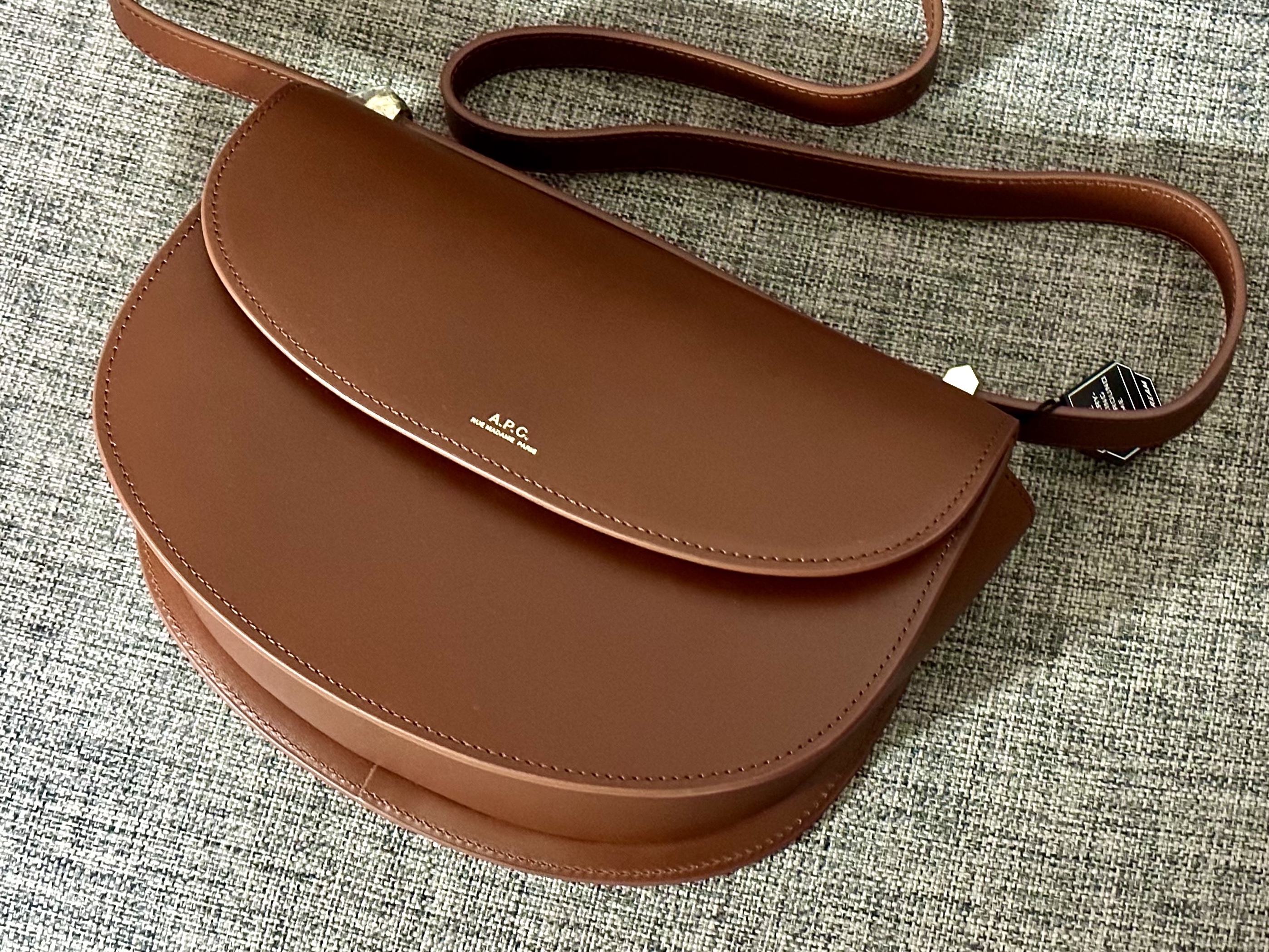 A.P.C. Geneve Bag Nut Brown 착용 스타일