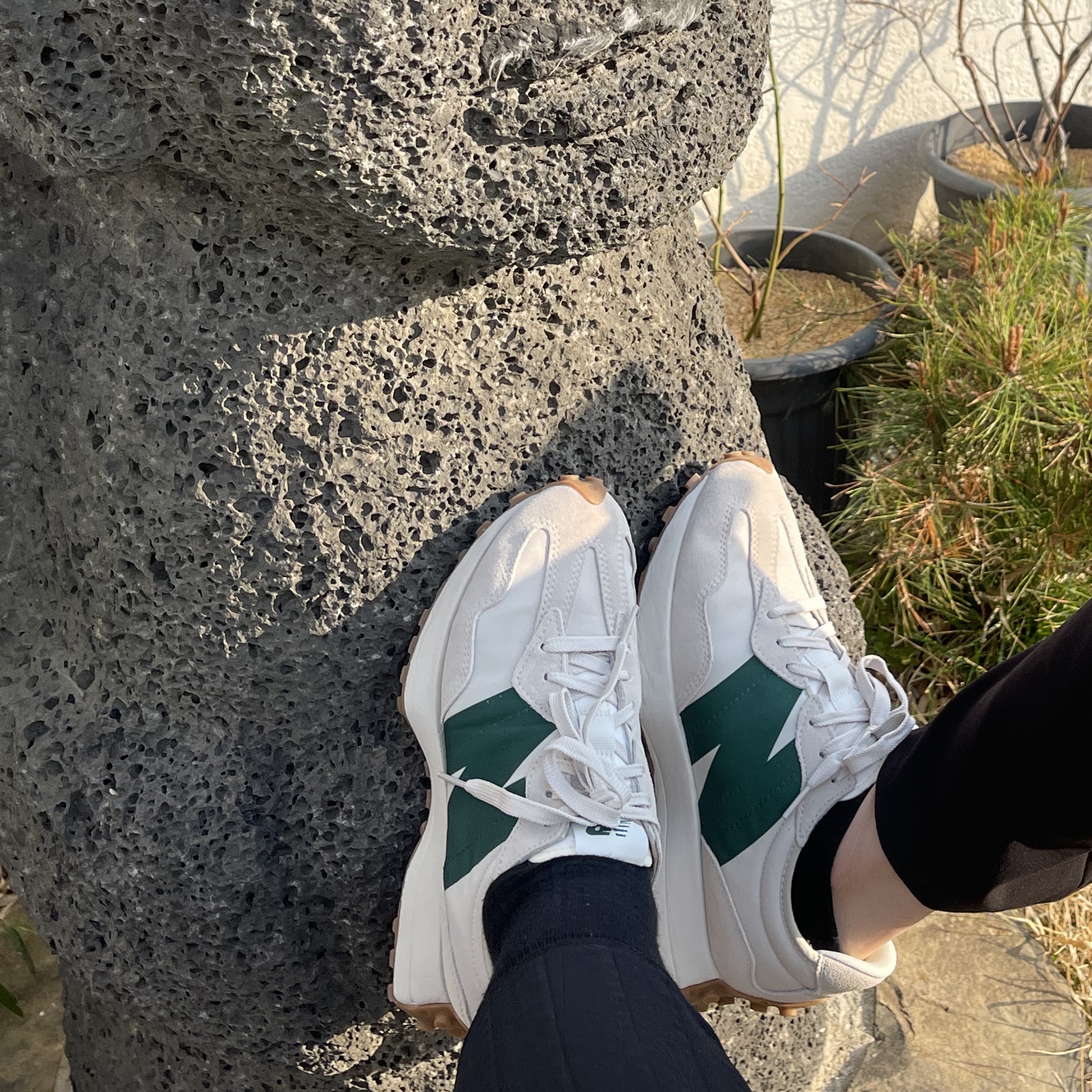 New Balance 327 Timberwolf 착용 스타일
