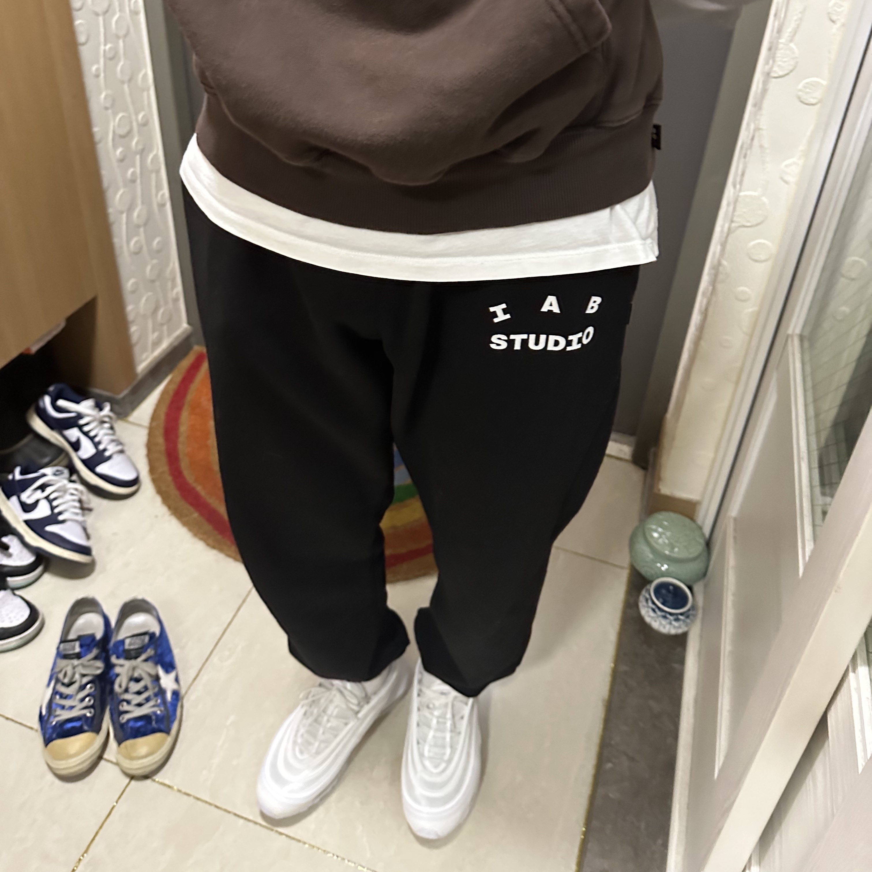Nike Air Max 97 Triple White Wolf Grey, IAB Studio Sweatpants Black White - 23SS 착용 스타일 - 3