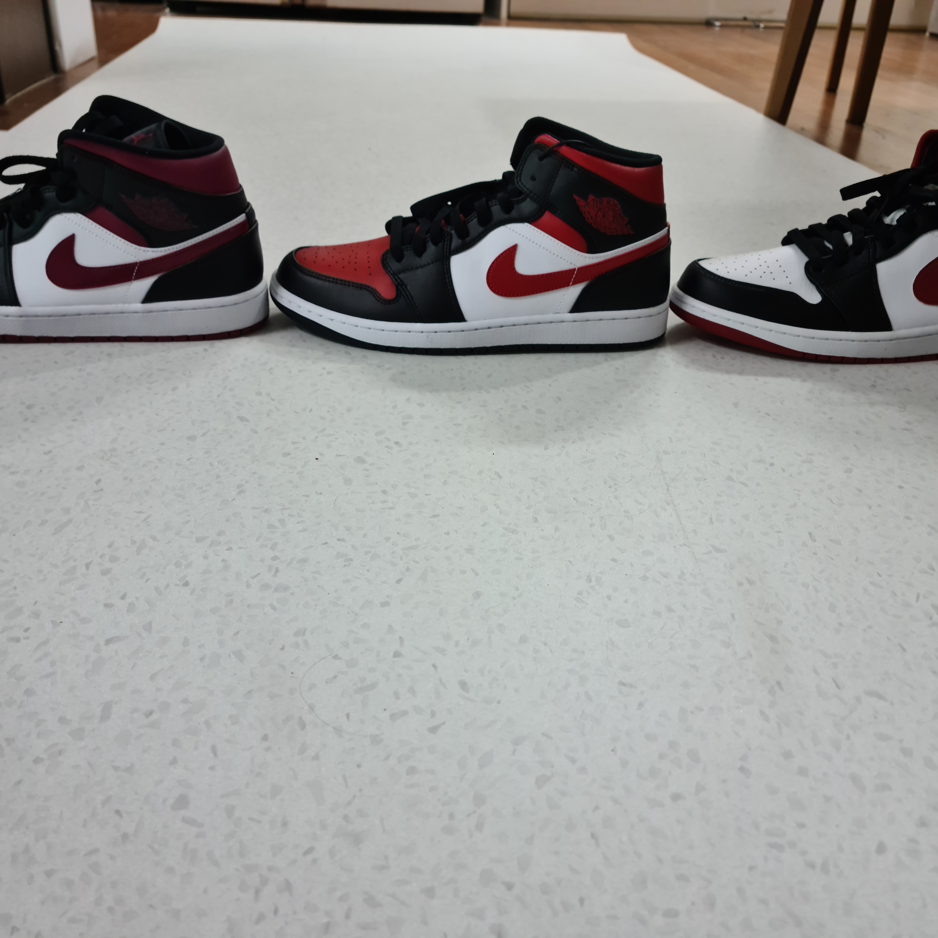 Jordan 1 Mid Black Fire Red, Jordan 1 Mid Gym Red Black White 착용 스타일 - 3