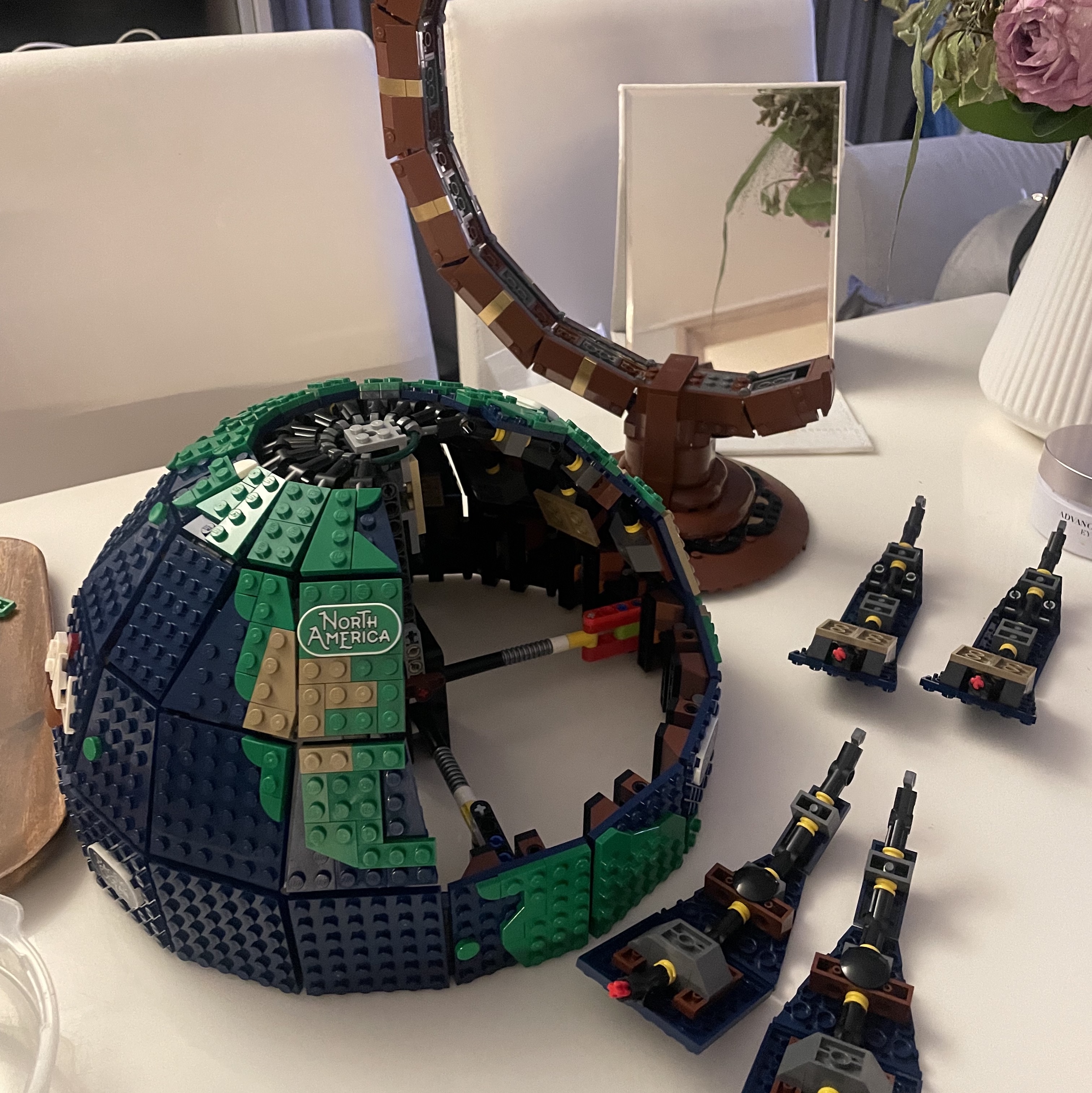 Lego The Globe 착용 스타일 - 3