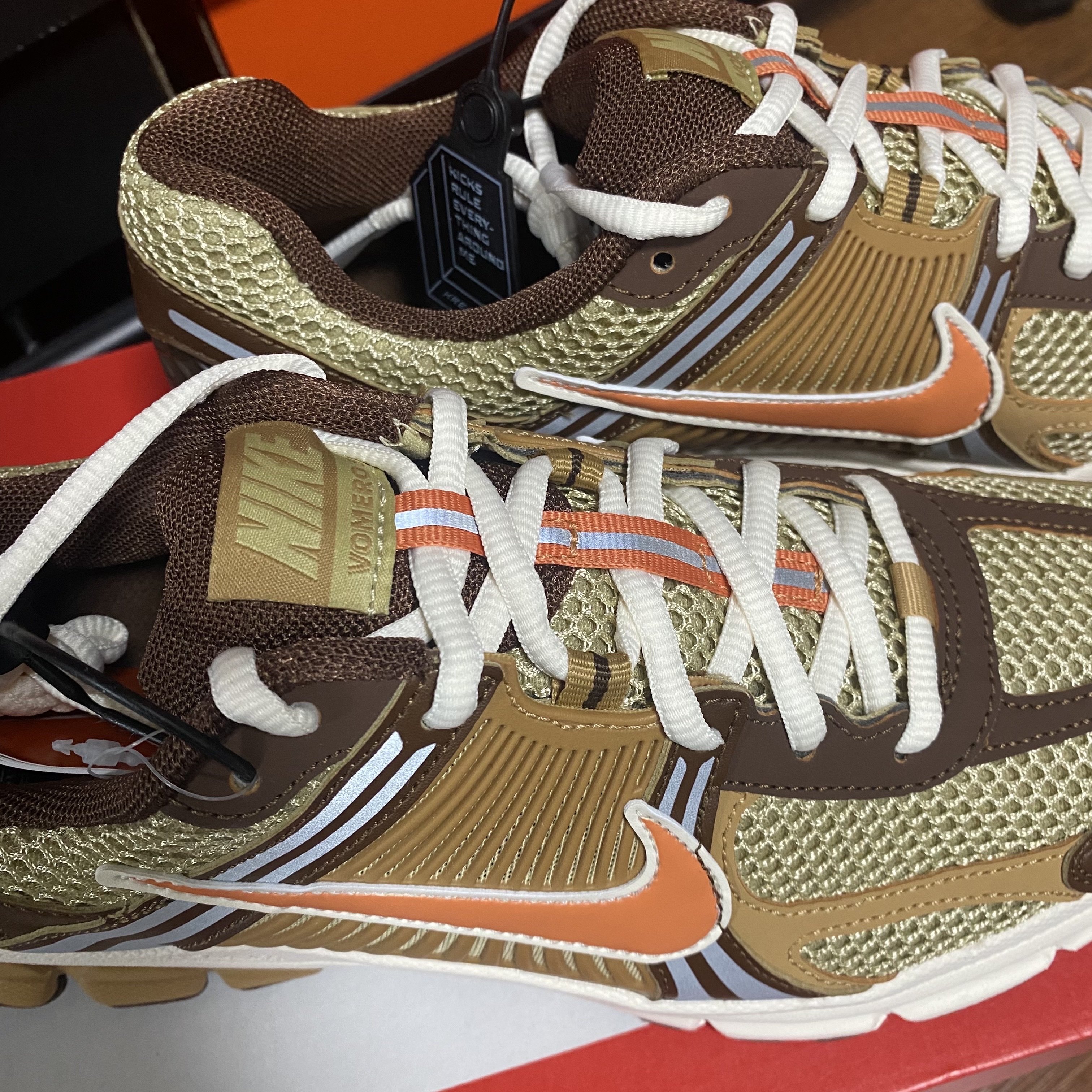 Nike Zoom Vomero 5 Wheat Grass and Cacao Wow, Jordan 1 Mid Light Smoke Grey Anthracite 착용 스타일 - 2