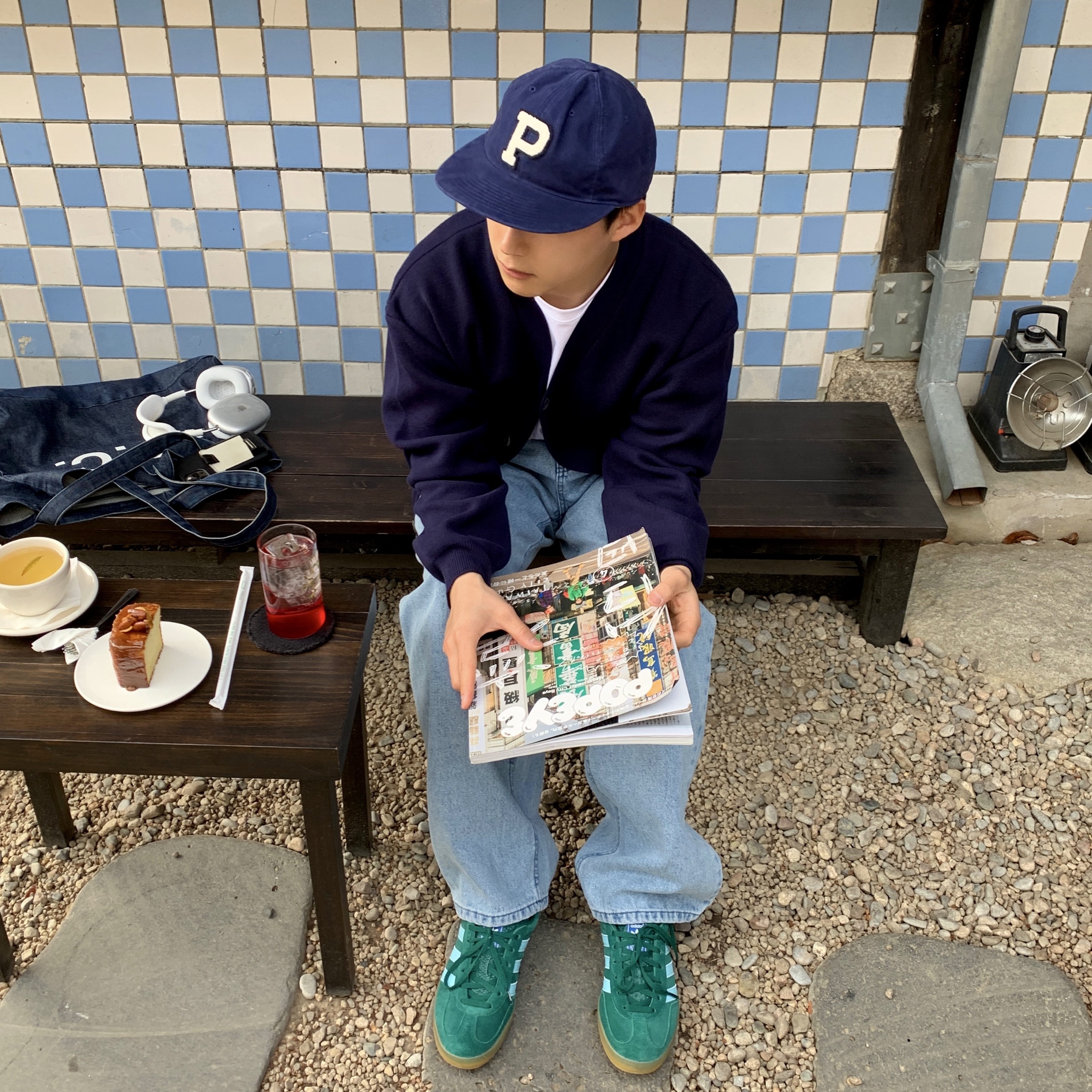 Adidas Gazelle Indoor Collegiate Green Hazy Sky, Apple AirPods Max Lightning Silver (Korean Ver.) 착용 스타일 - 1
