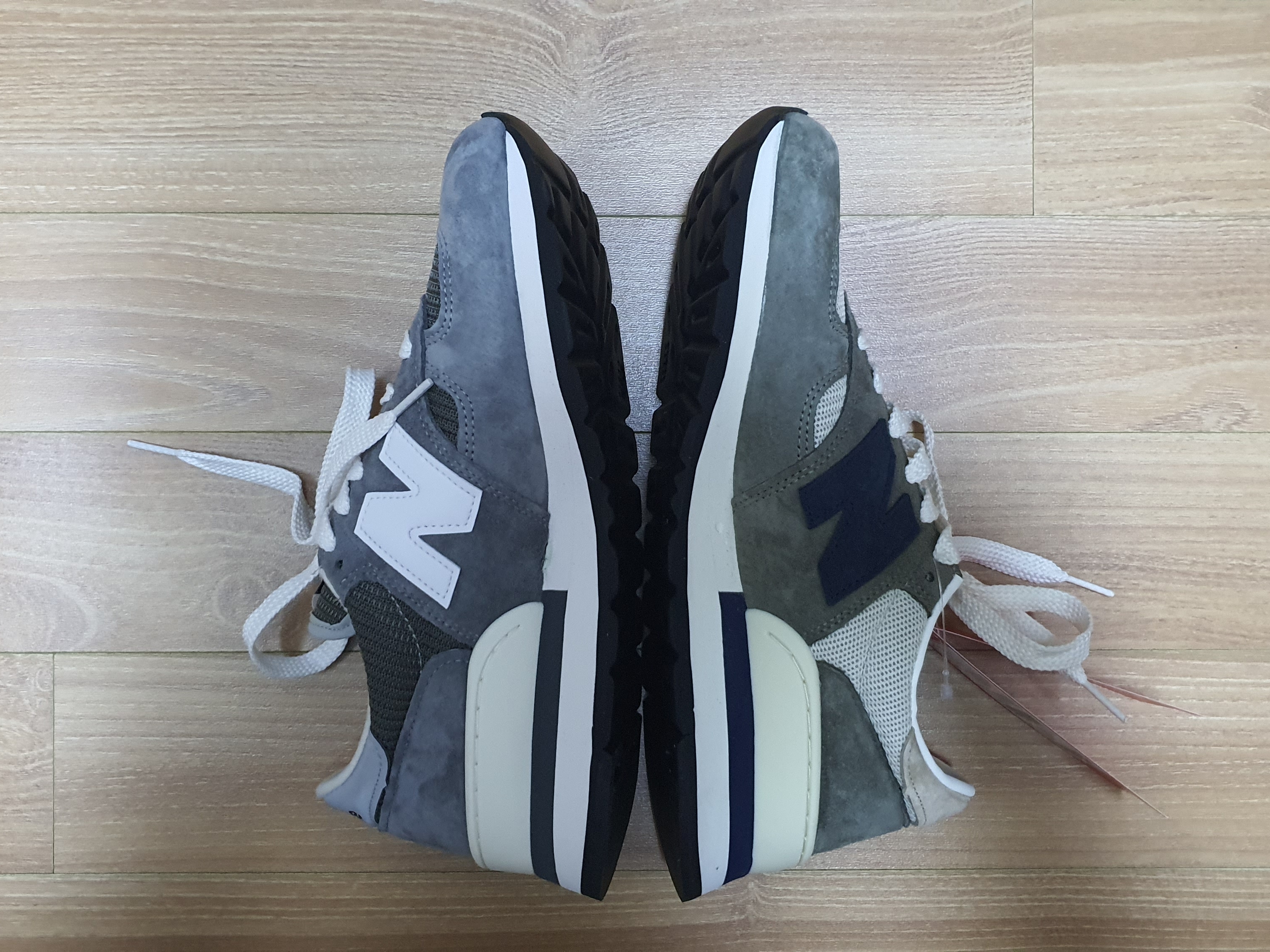 New Balance 990v1 Made in USA Grey White, New Balance 990v1 Made in USA Olive 착용 스타일 - 3