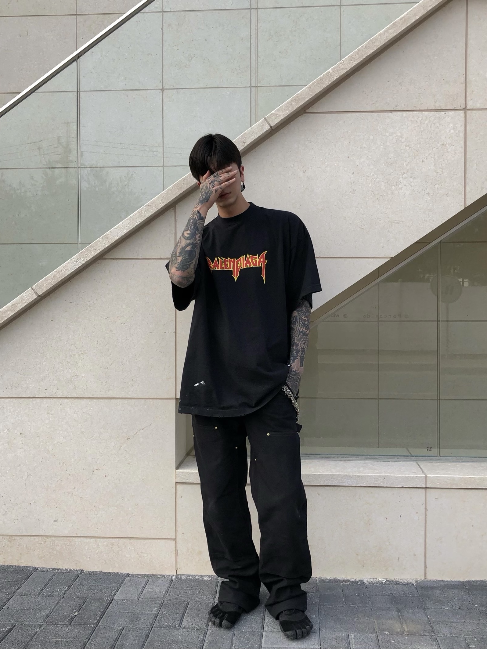 Balenciaga Metal Oversized Fit T-Shirt Black Vintage 착용 스타일 - 3