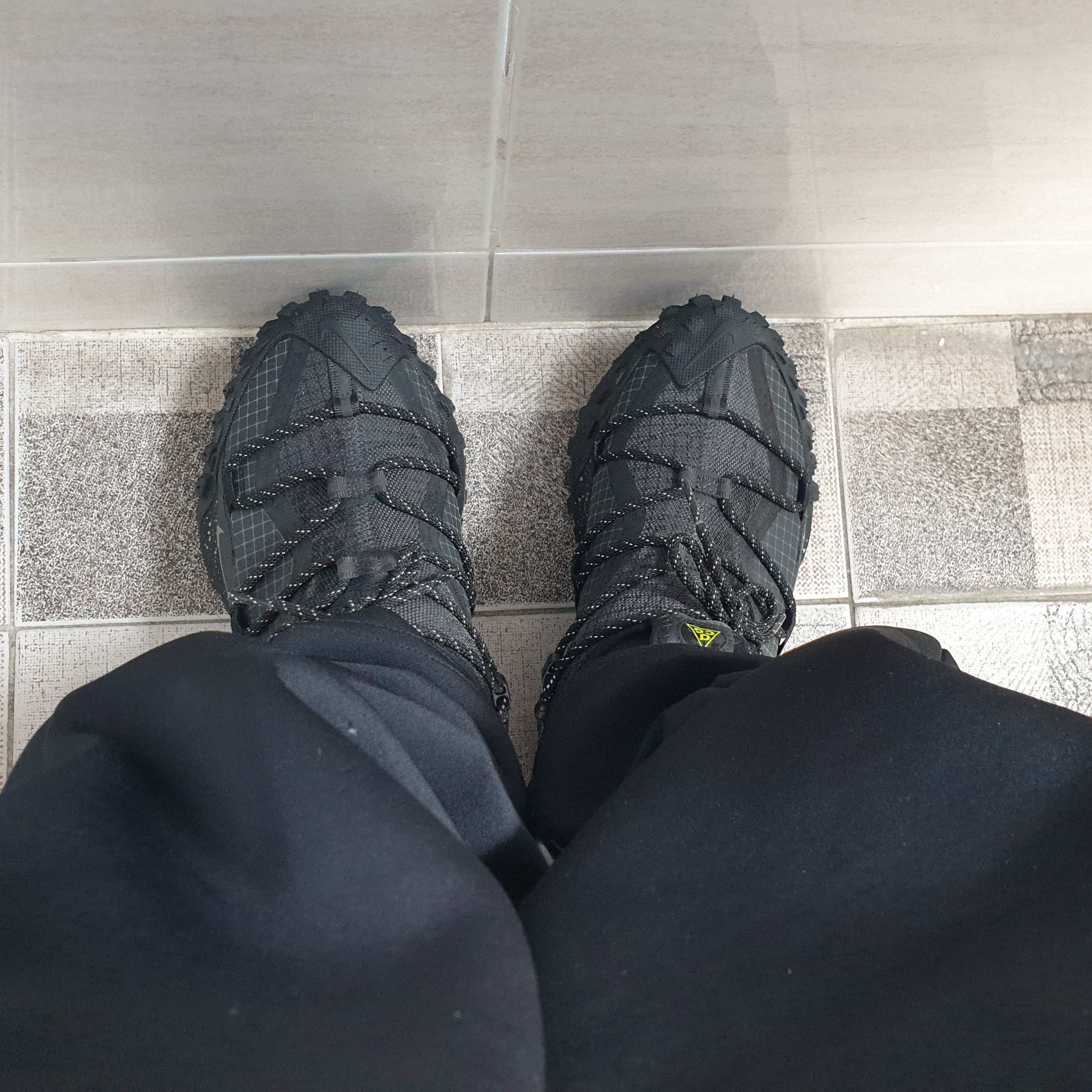Nike ACG Mountain Fly Low Gore-Tex SE Dark Smoke Grey 착용 스타일