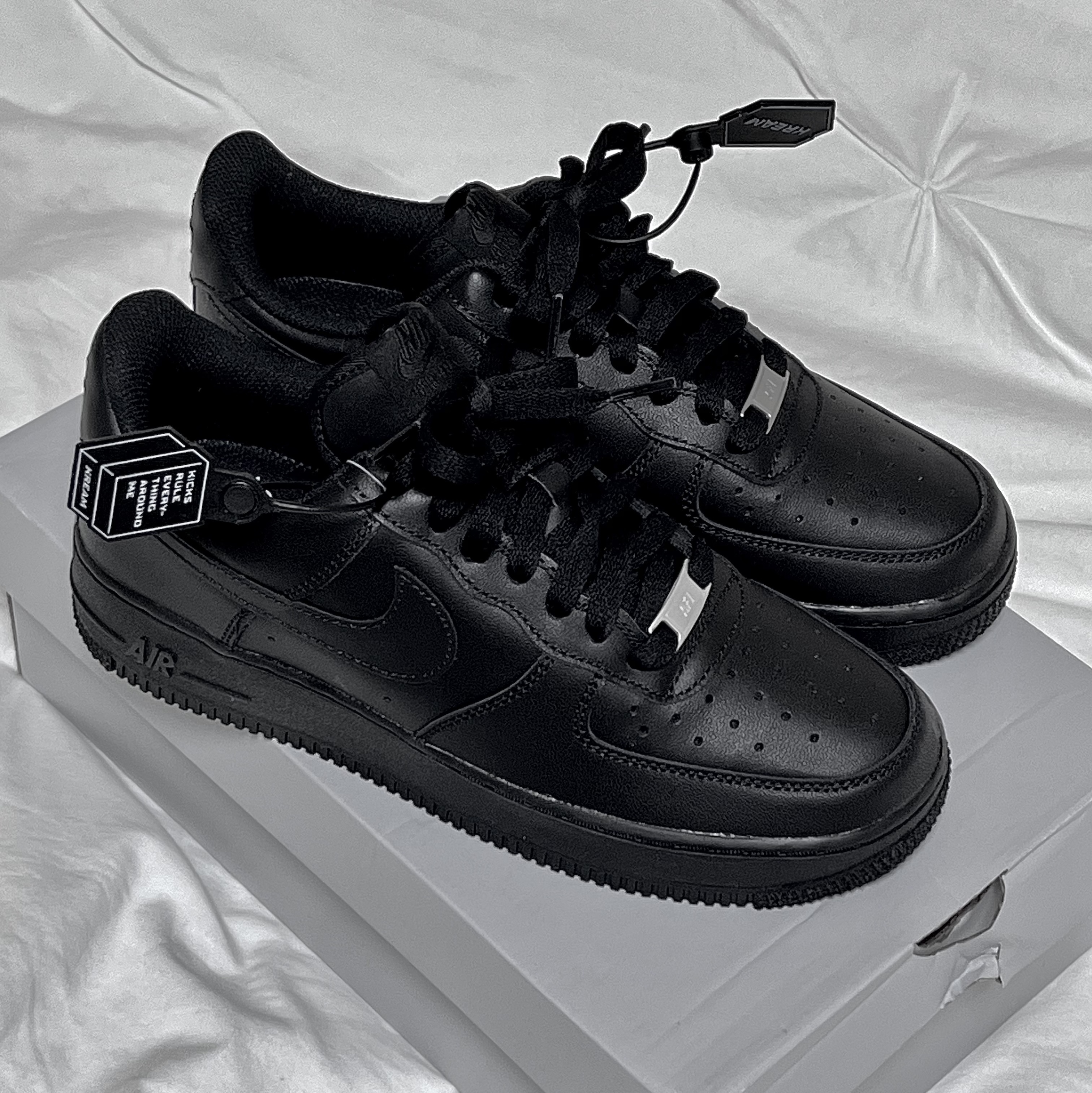 (W) Nike Air Force 1 '07 Low Triple Black 착용 스타일 - 1