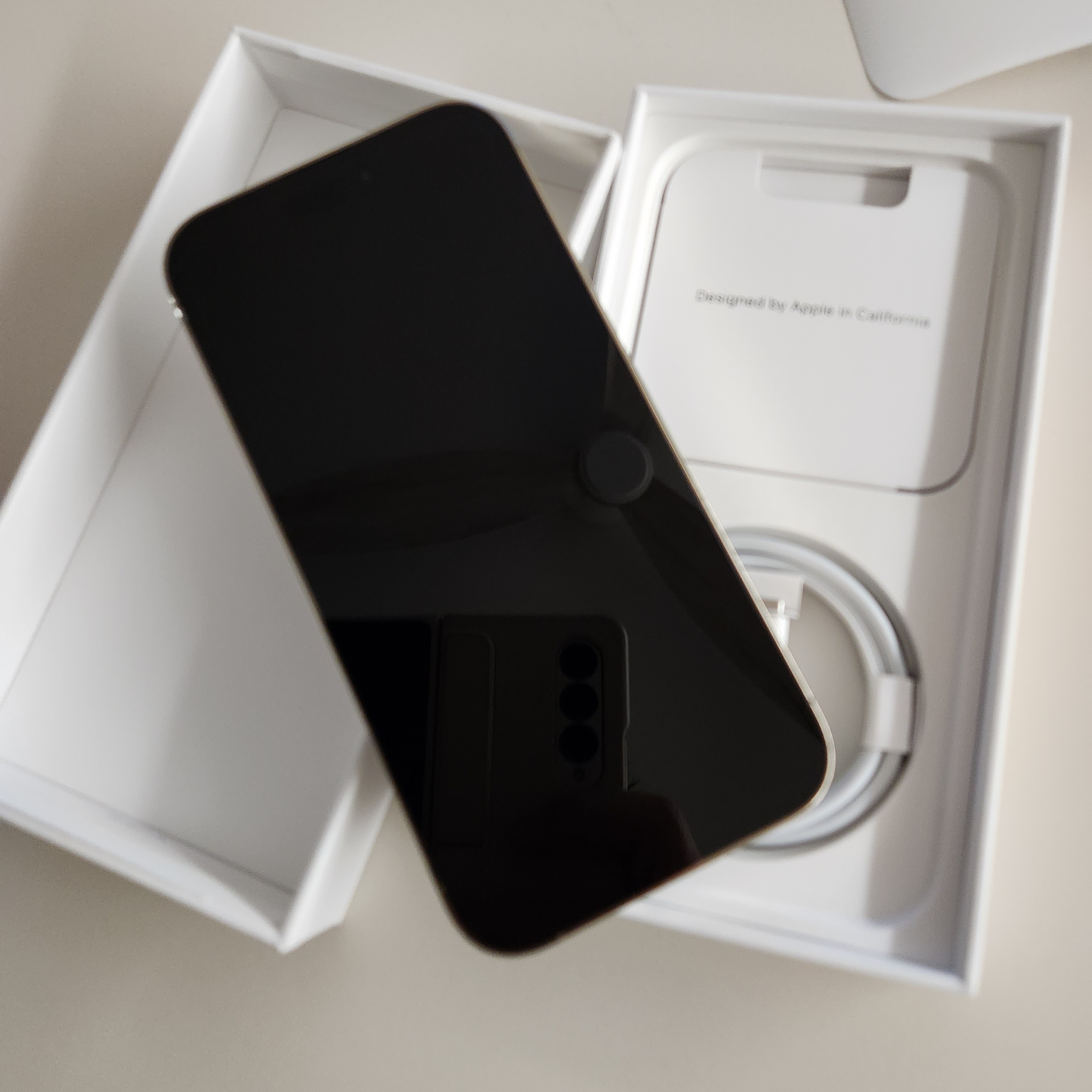 Apple iPhone 14 Pro 256GB Gold (Korean Ver.) 착용 스타일 - 3