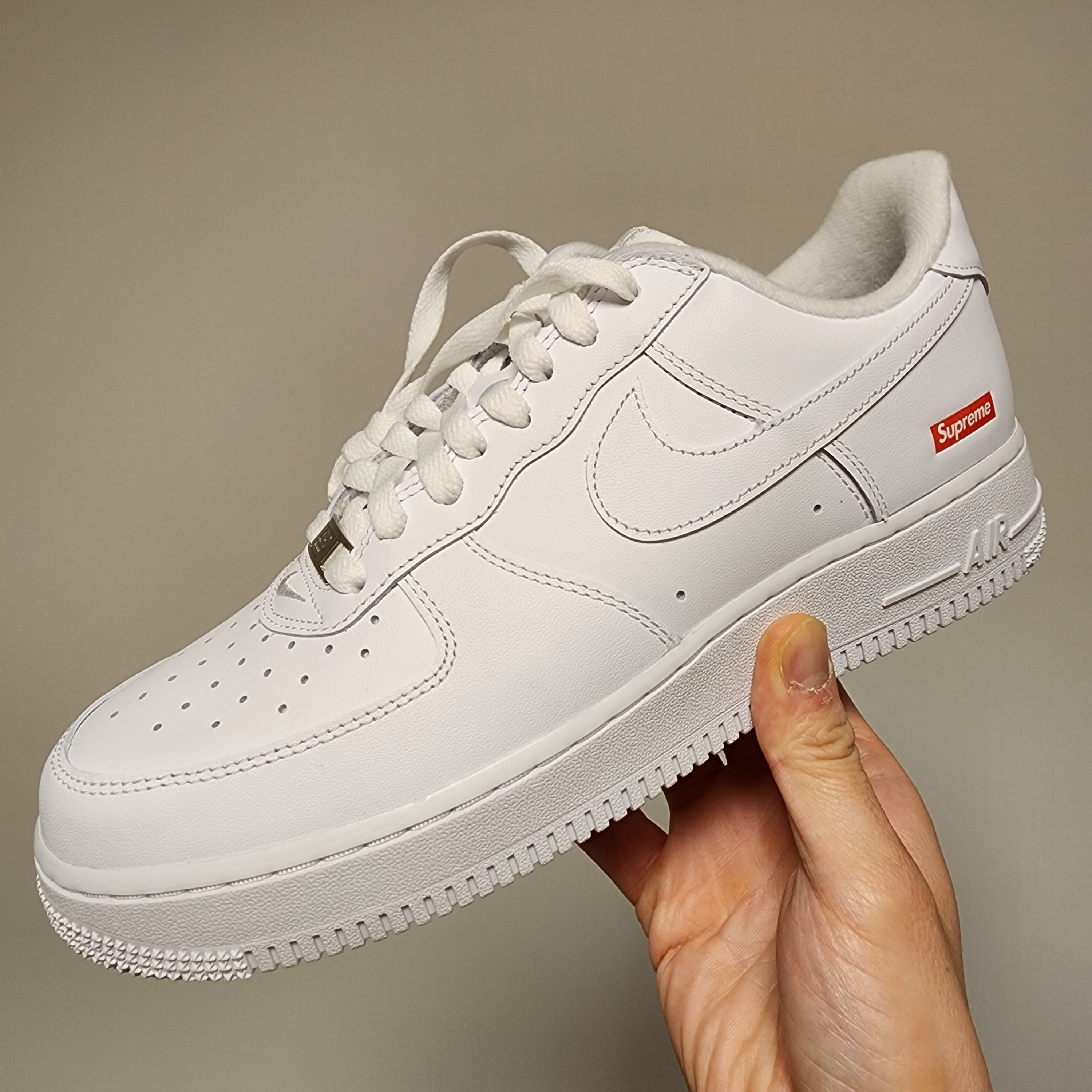 Nike x Supreme Air Force 1 Low White 착용 스타일 - 1