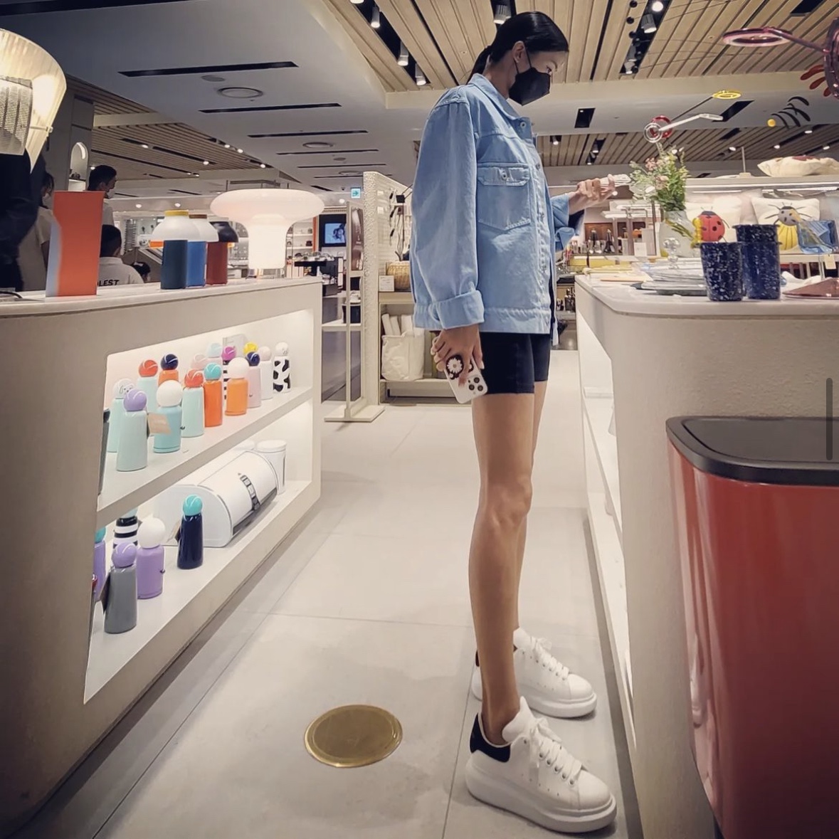 Alexander McQueen Oversized Sneakers White Black 착용 스타일 - 2