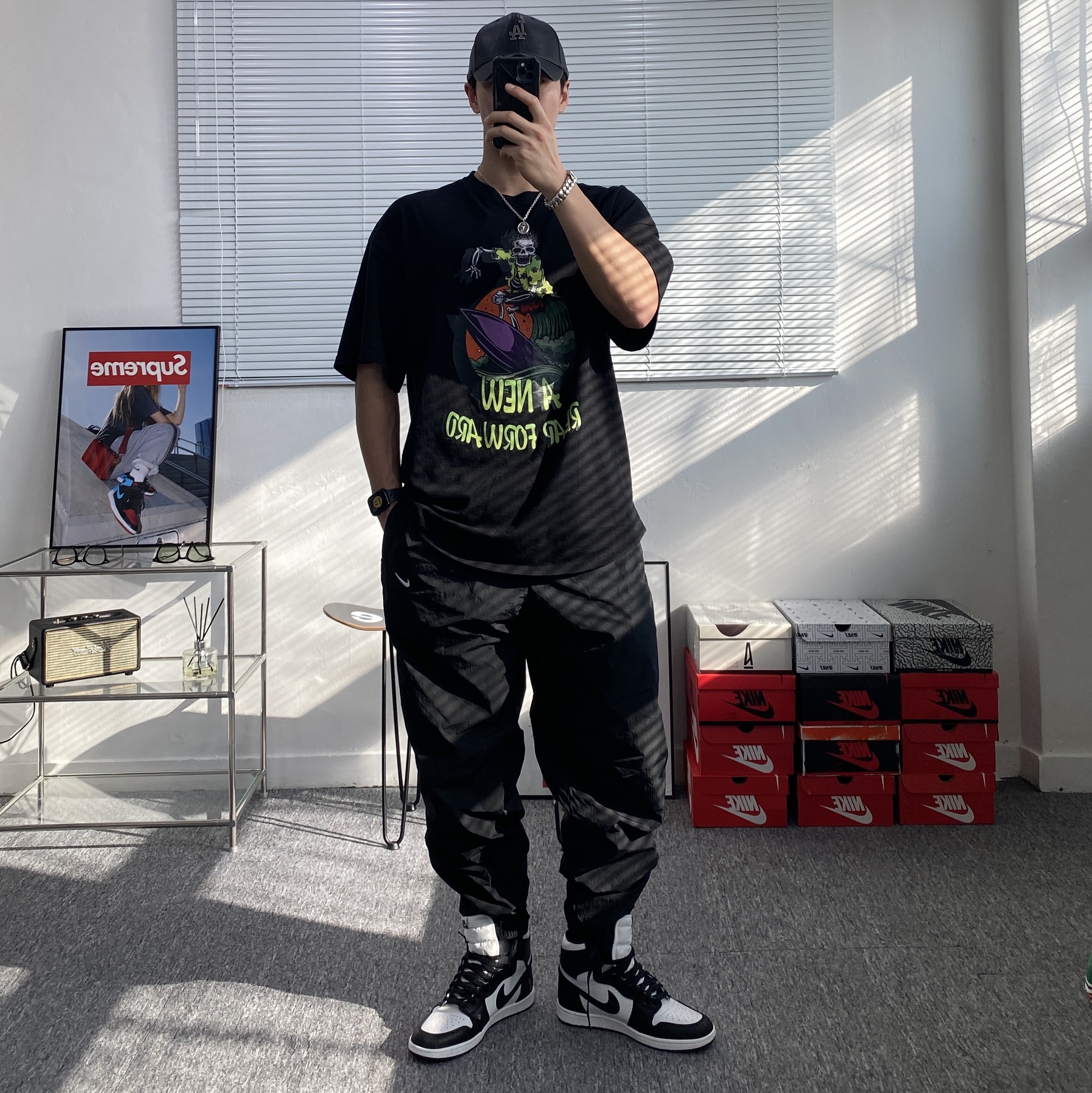Jordan 1 High 85 Black White, Nike NRG Solo Swoosh Woven Track Pants Black White - Asia 착용 스타일 - 1
