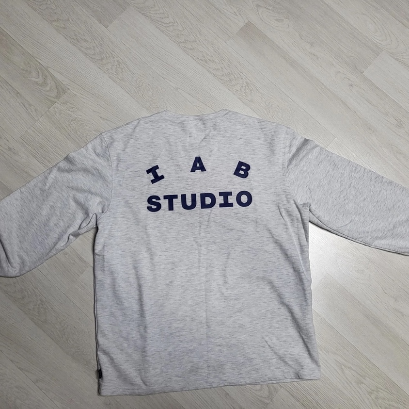 IAB Studio Long Sleeve Gray 착용 스타일