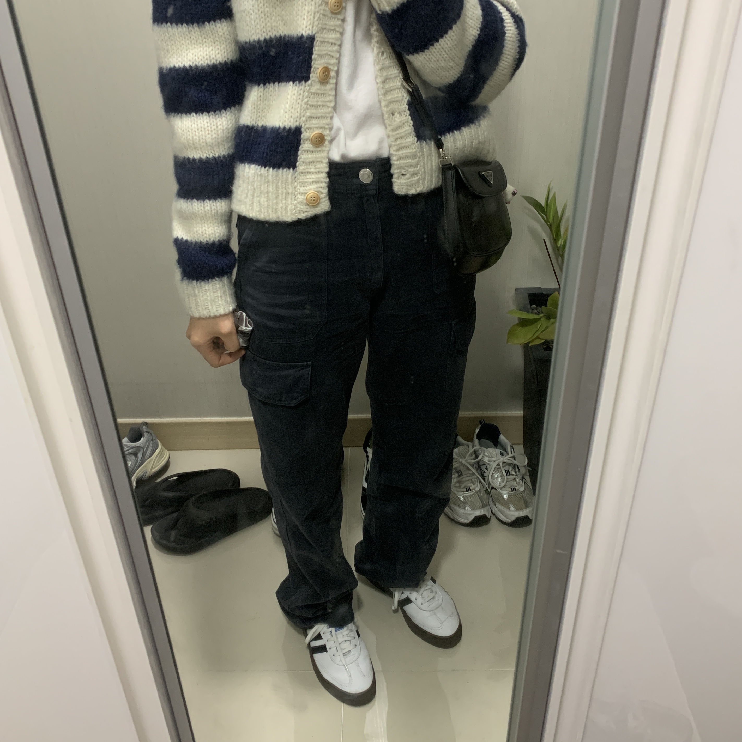 (W) Adidas Sambarose White Black Gum, Prada Cleo Brushed Leather Mini Bag with Flap Black 착용 스타일