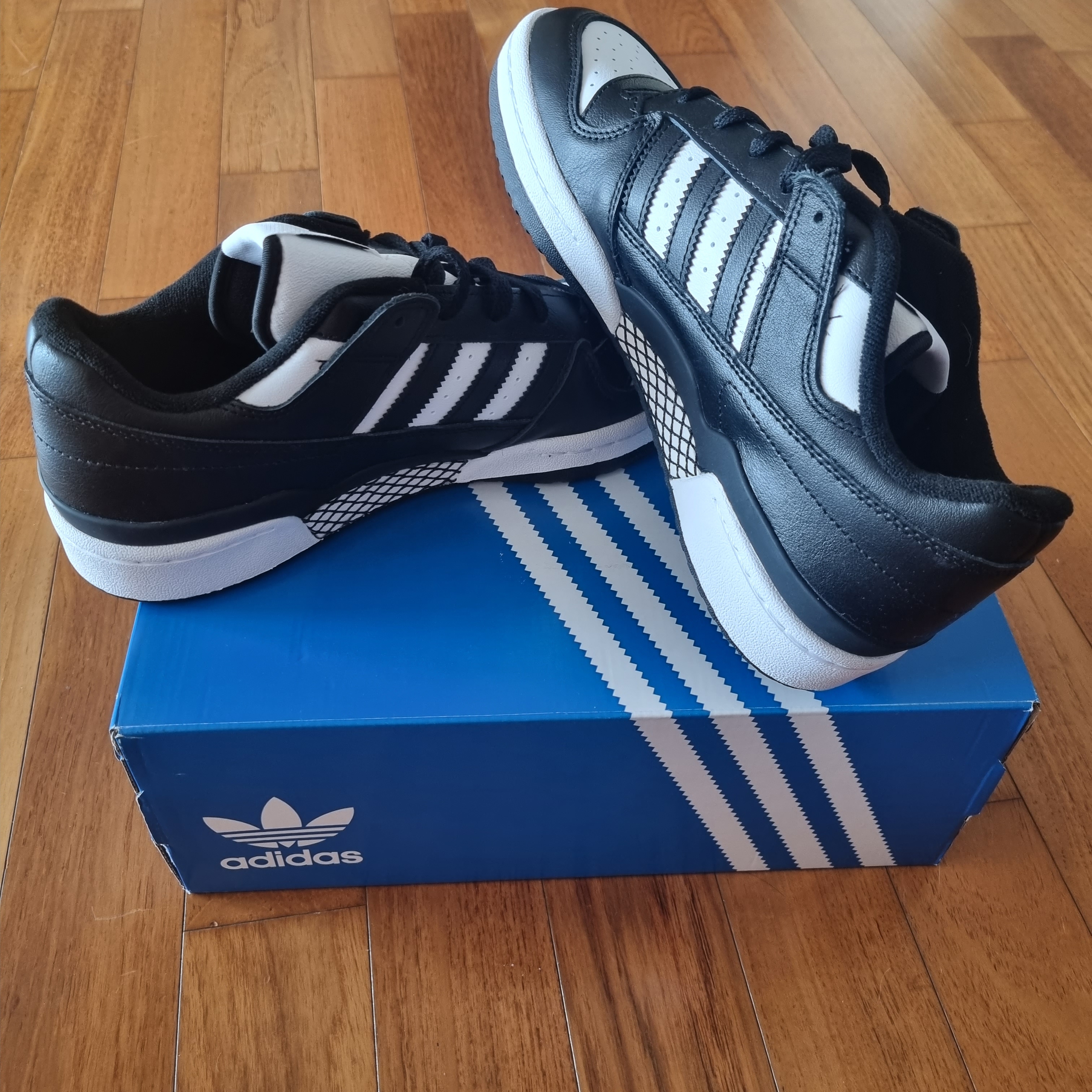 Adidas Forum Low Core Black Cloud White 착용 스타일