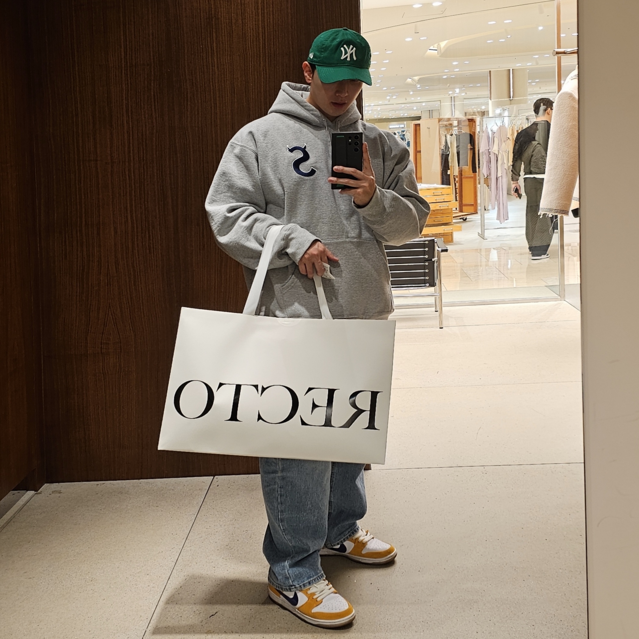 New Era x MoMA New York Yankees Cap Kelly Green 착용 스타일