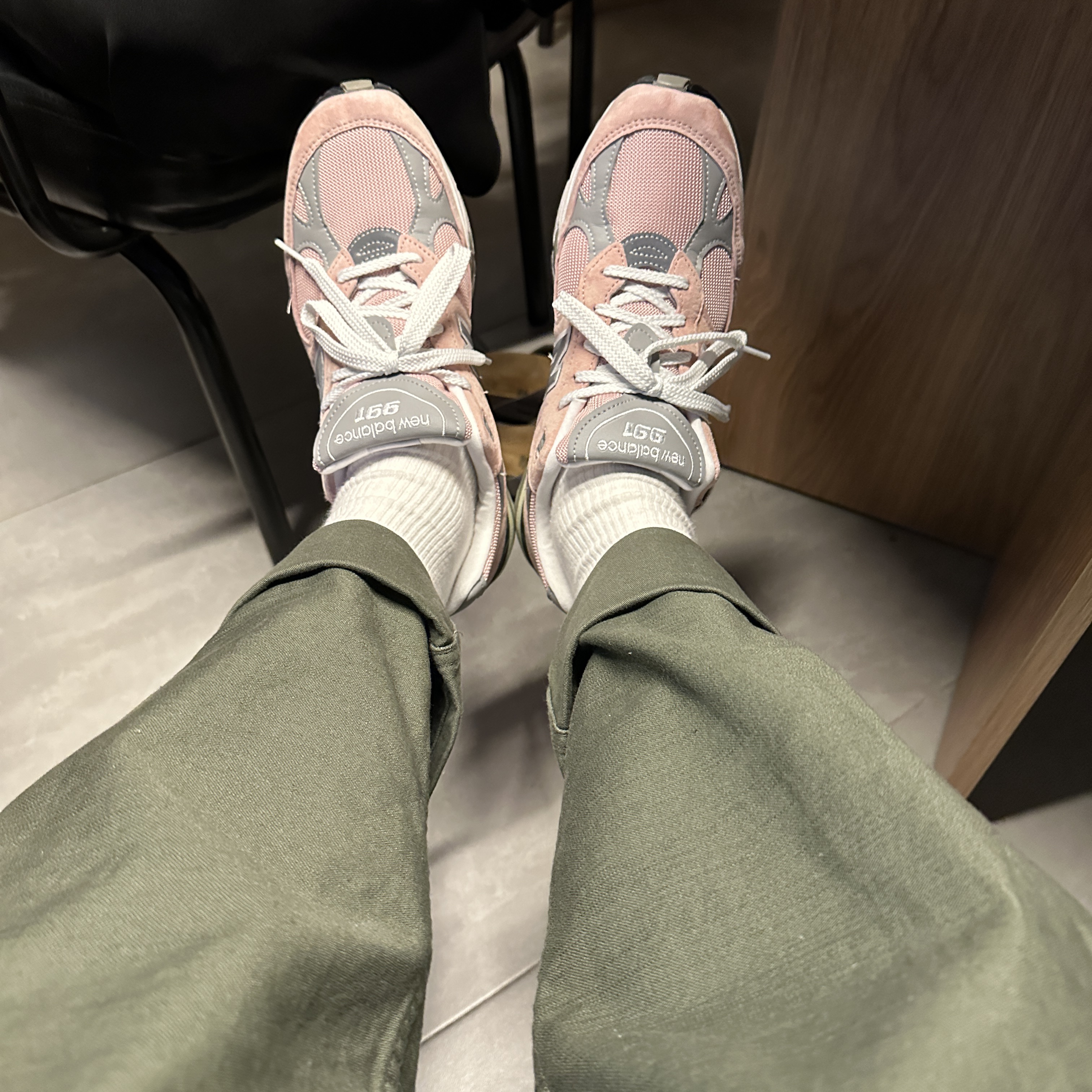 New Balance 991 Made in UK Shy Pink 착용 스타일 - 2