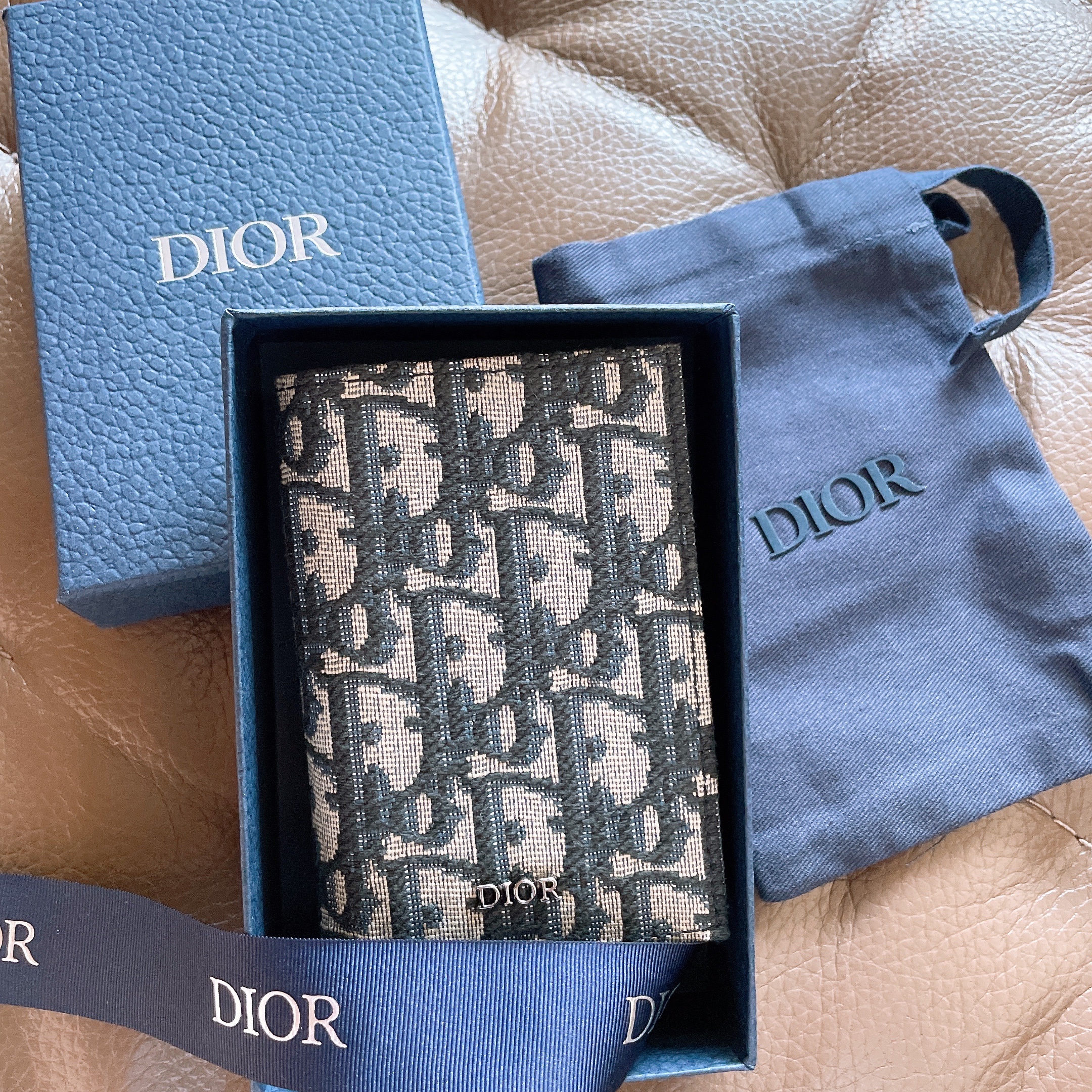 Dior Bi-Fold Card Holder Beige & Black Dior Oblique Jacquard 착용 스타일