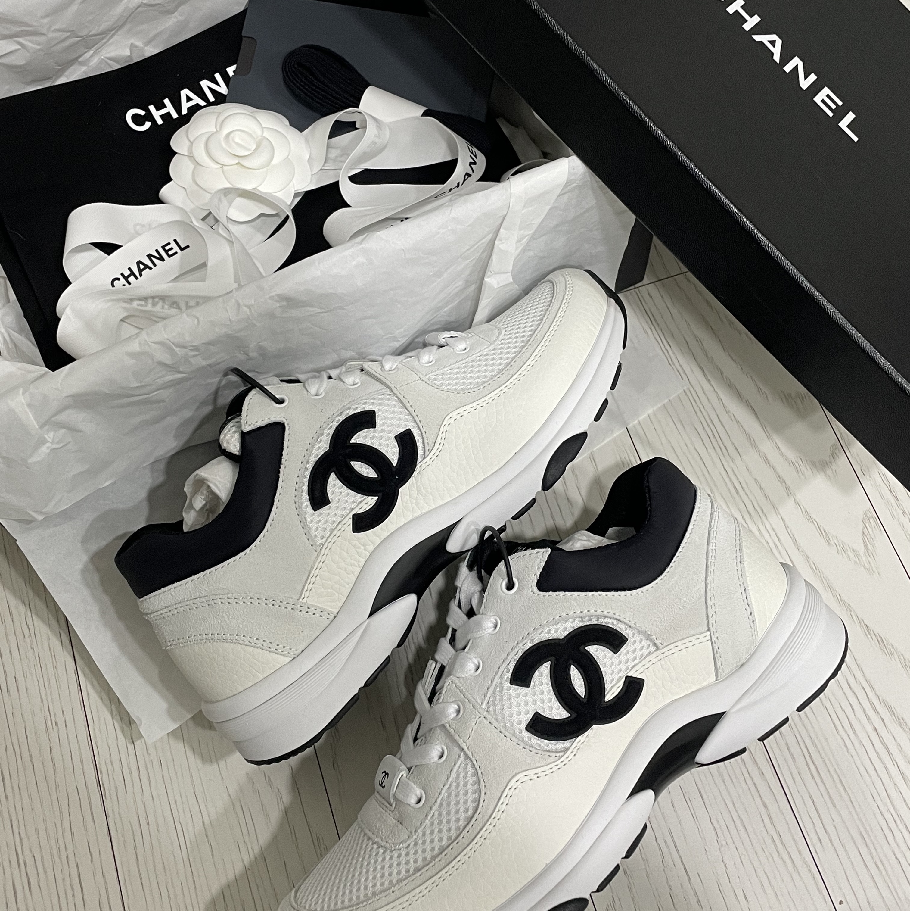 (W) Chanel Sneakers Mesh Suede Calfskin & White Black 착용 스타일 - 1
