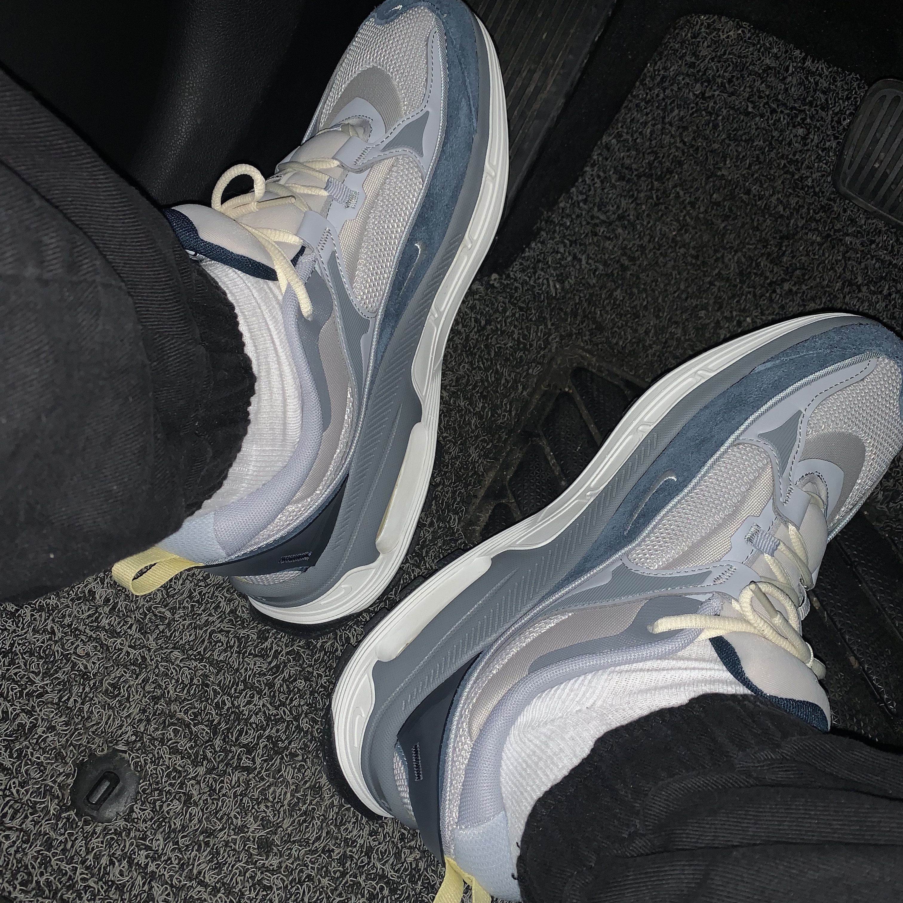 (W) Nike Air Max Bliss Light Iron Ore Armory Navy 착용 스타일