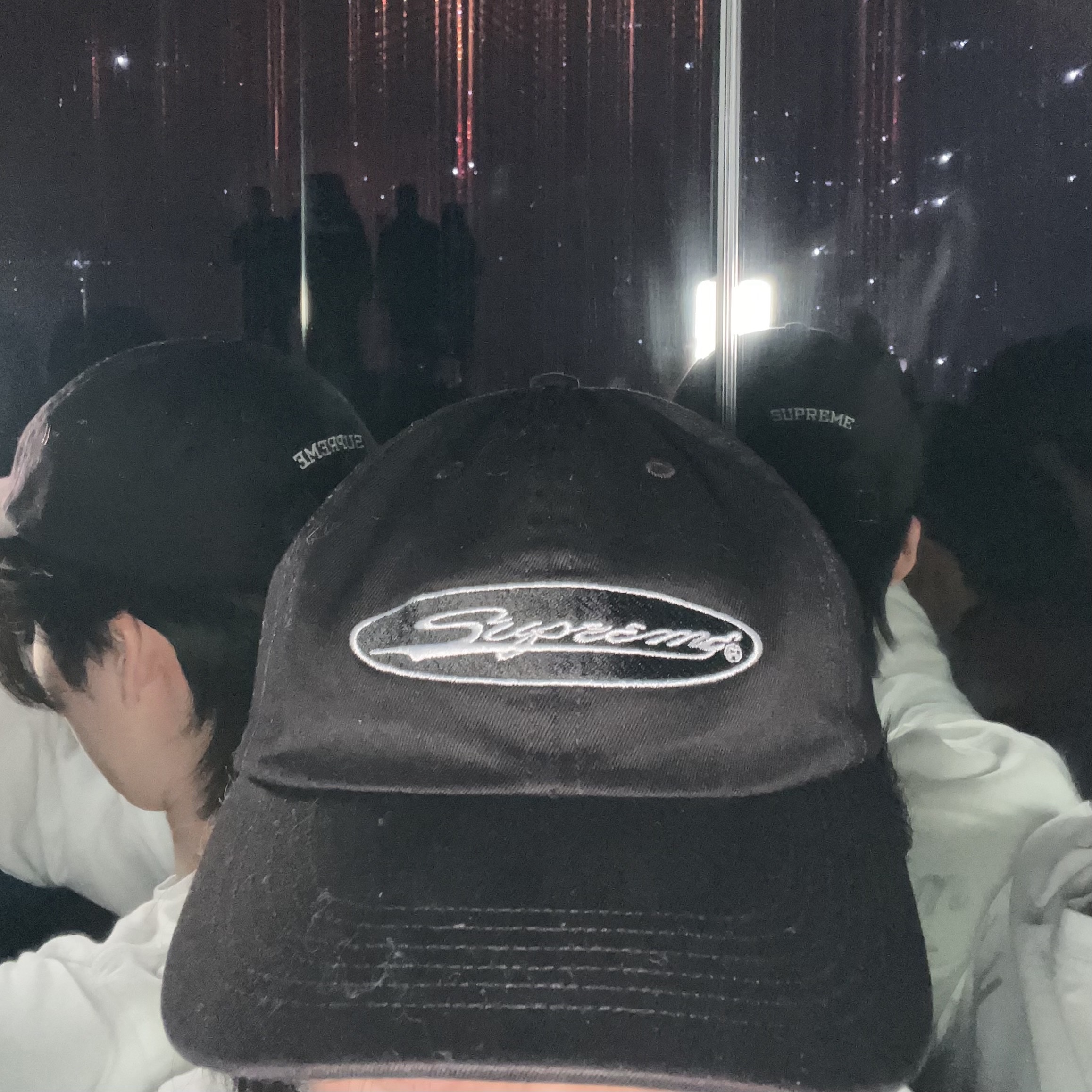 Supreme Oval 6-Panel Black - 23SS 착용 스타일 - 3