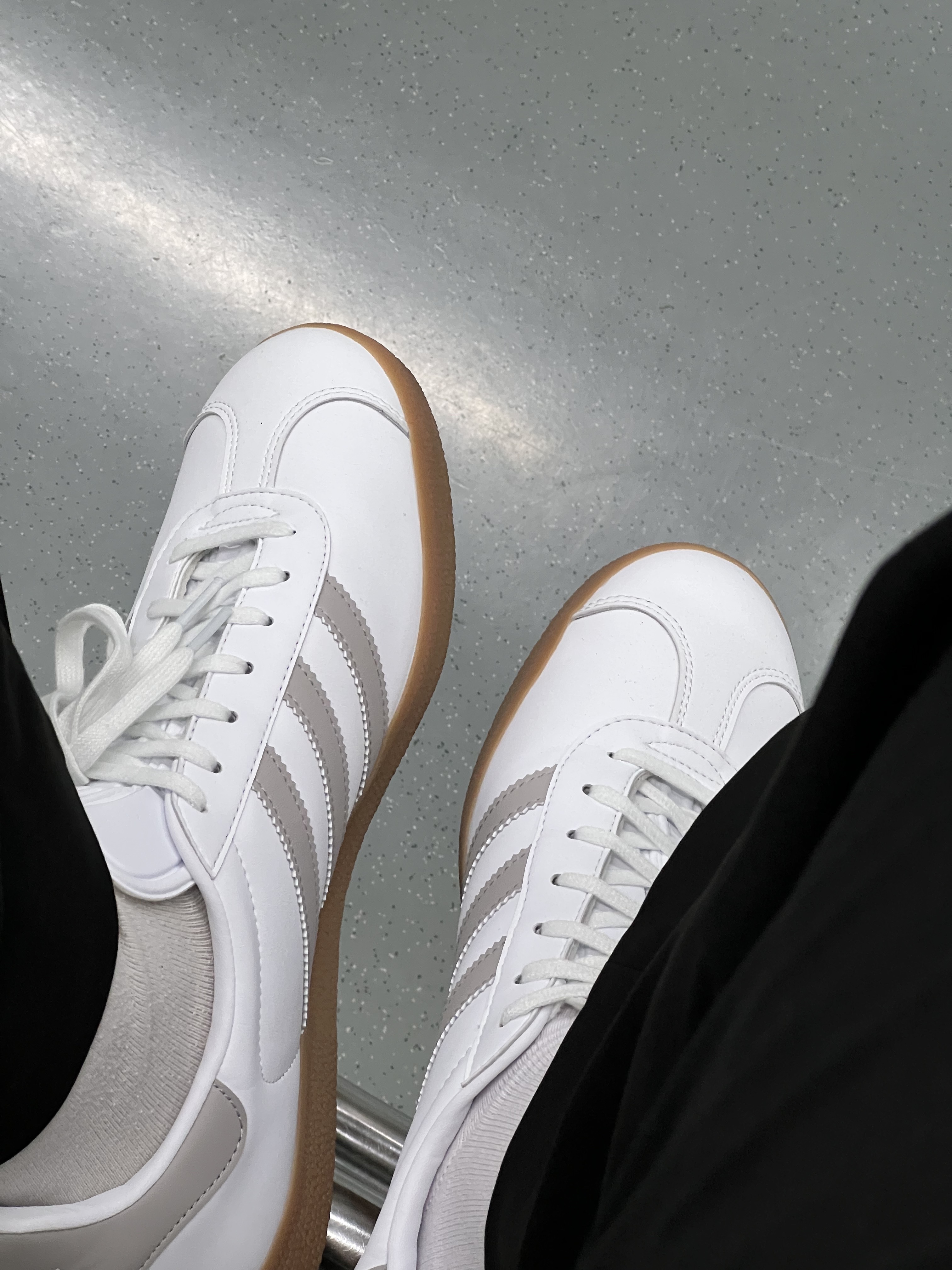 Adidas Gazelle White Grey 착용 스타일 - 2