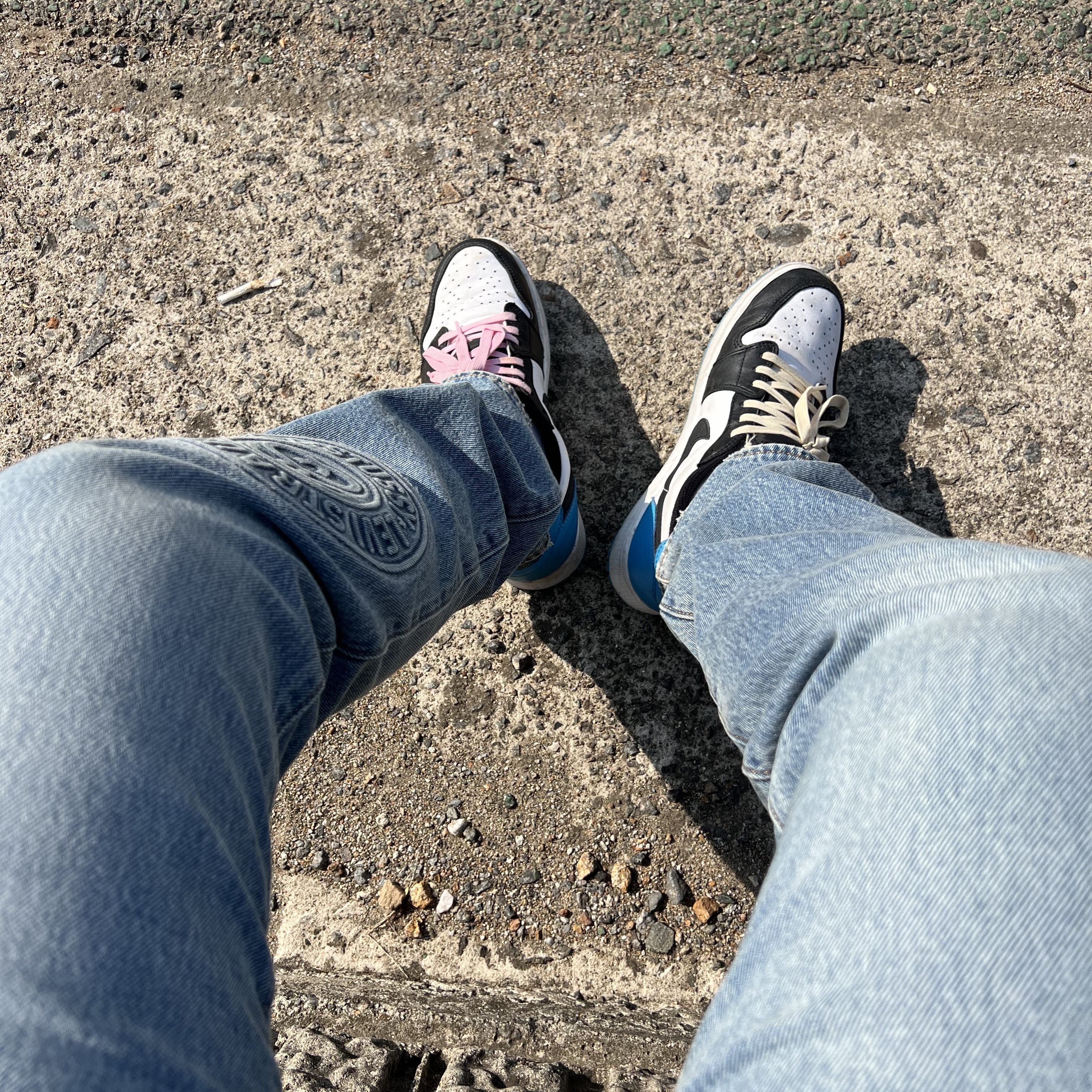 Stussy x Levi's Embossed 501 Jean Indigo, Jordan 1 Retro Low OG Black and Dark Powder Blue 착용 스타일