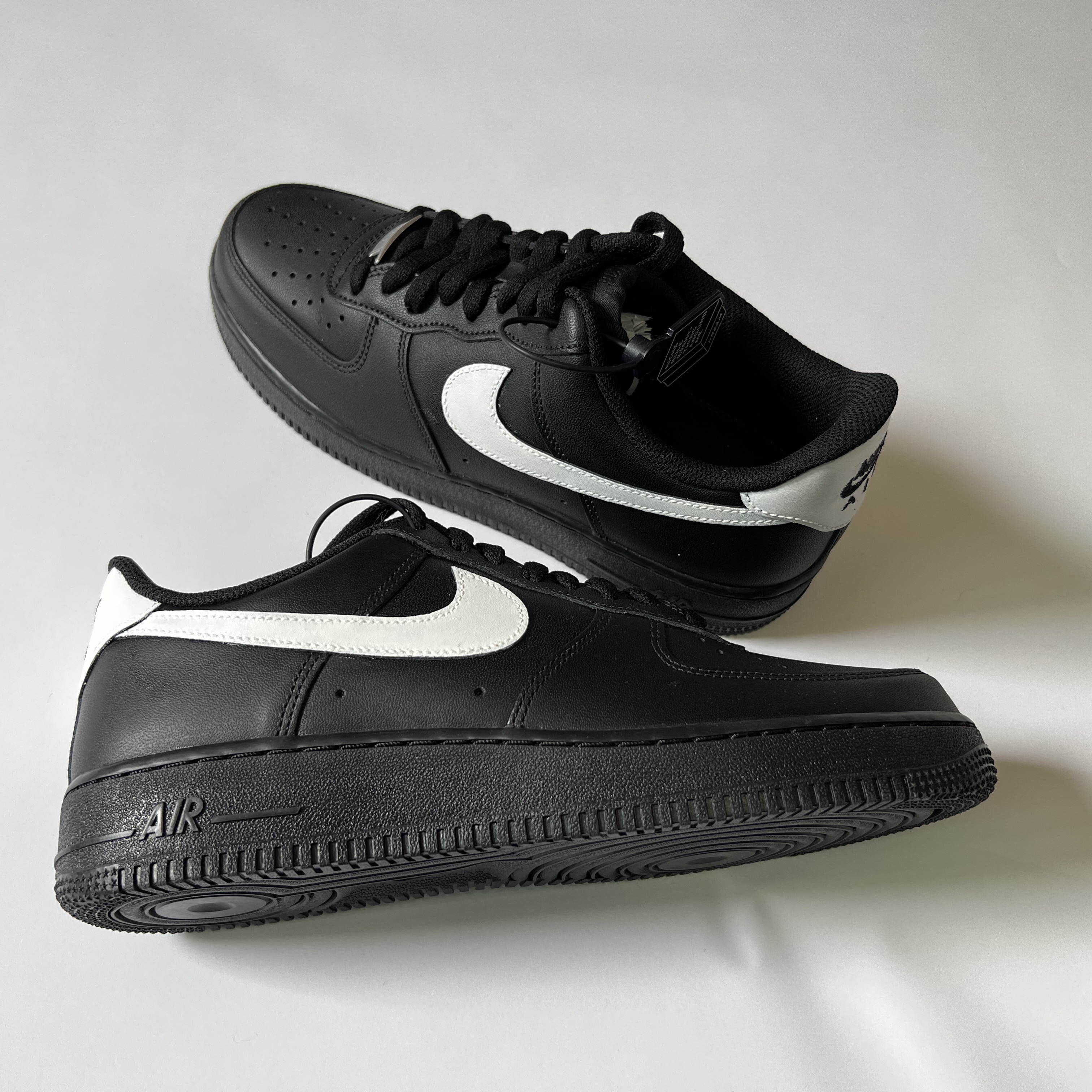 Nike Air Force 1 '07 Low Triple Black 착용 스타일 - 2