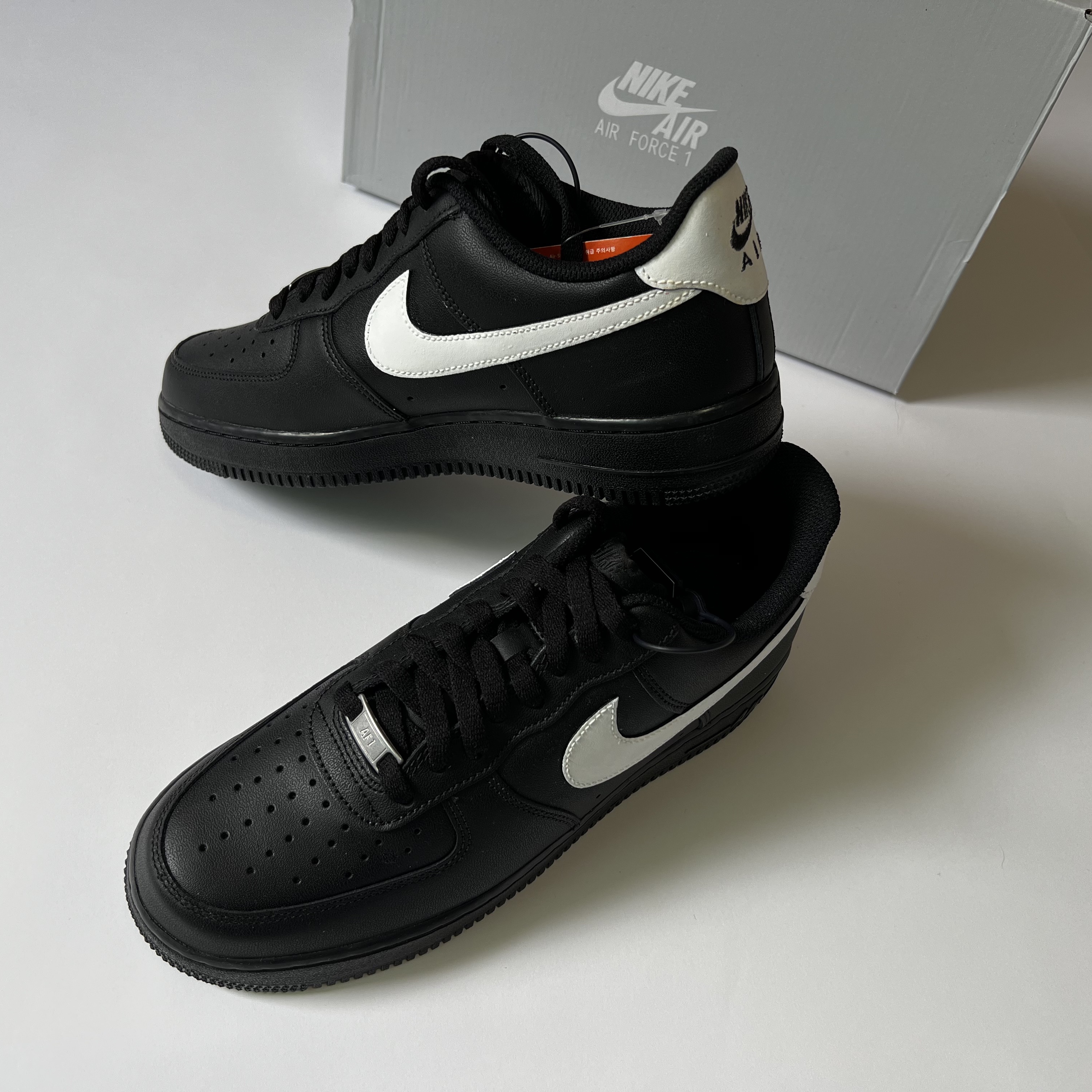 Nike Air Force 1 '07 Low Triple Black 착용 스타일 - 3