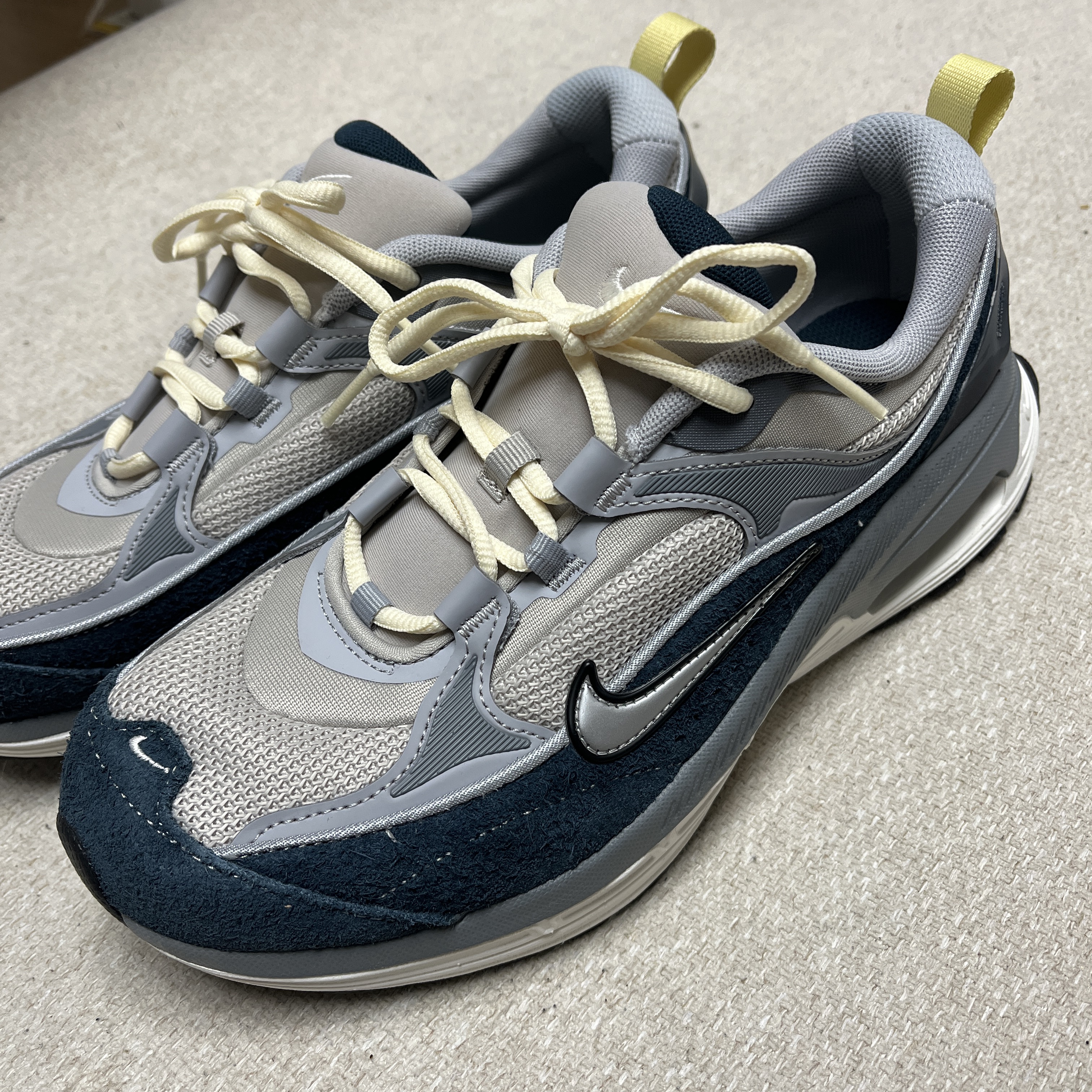(W) Nike Air Max Bliss Light Iron Ore Armory Navy 착용 스타일