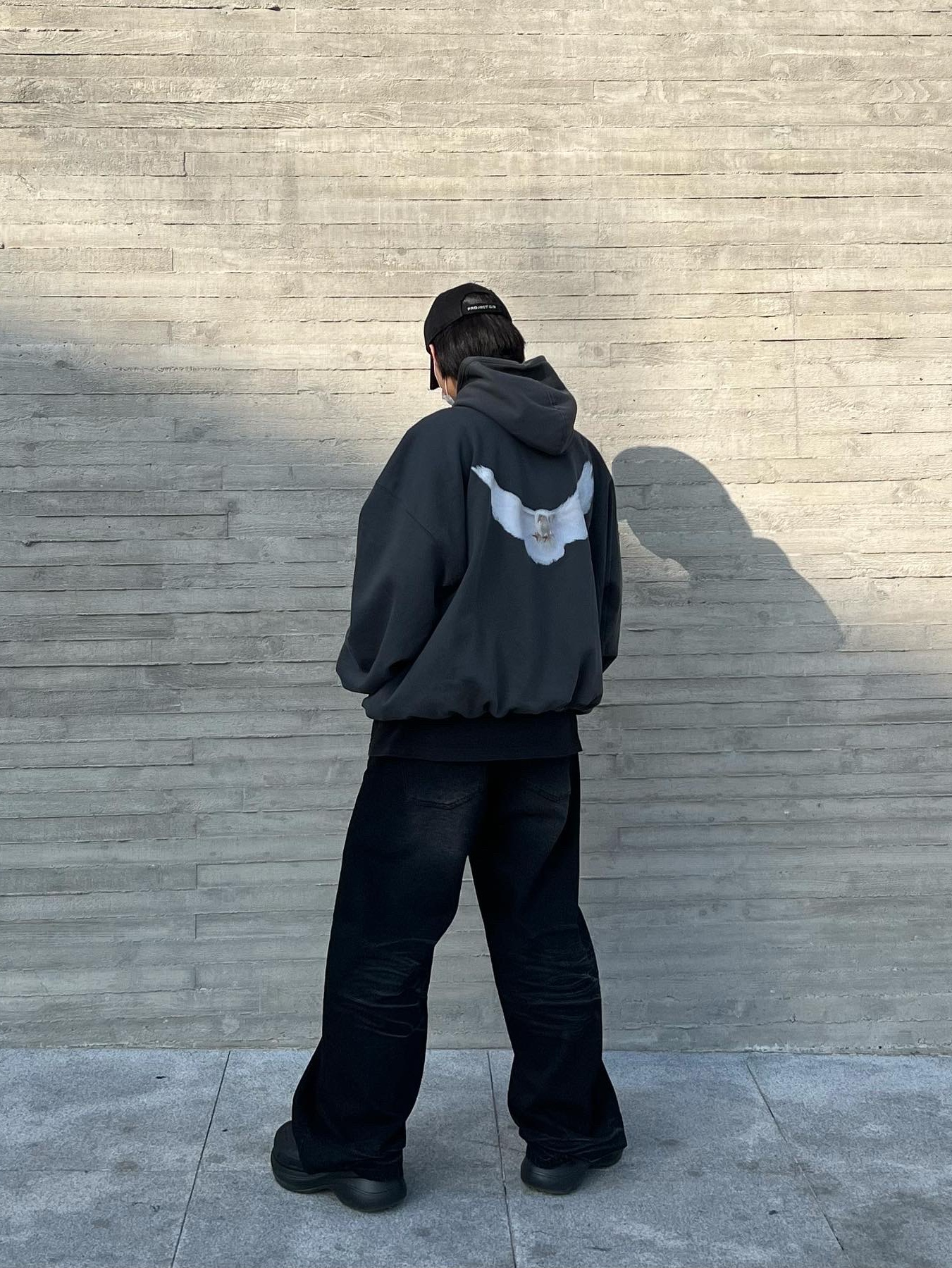 Yeezy Gap Engineered By Balenciaga Dove Hoodie Black, Project G/R Distressed Filth Club Cap Washed Black 착용 스타일 - 2