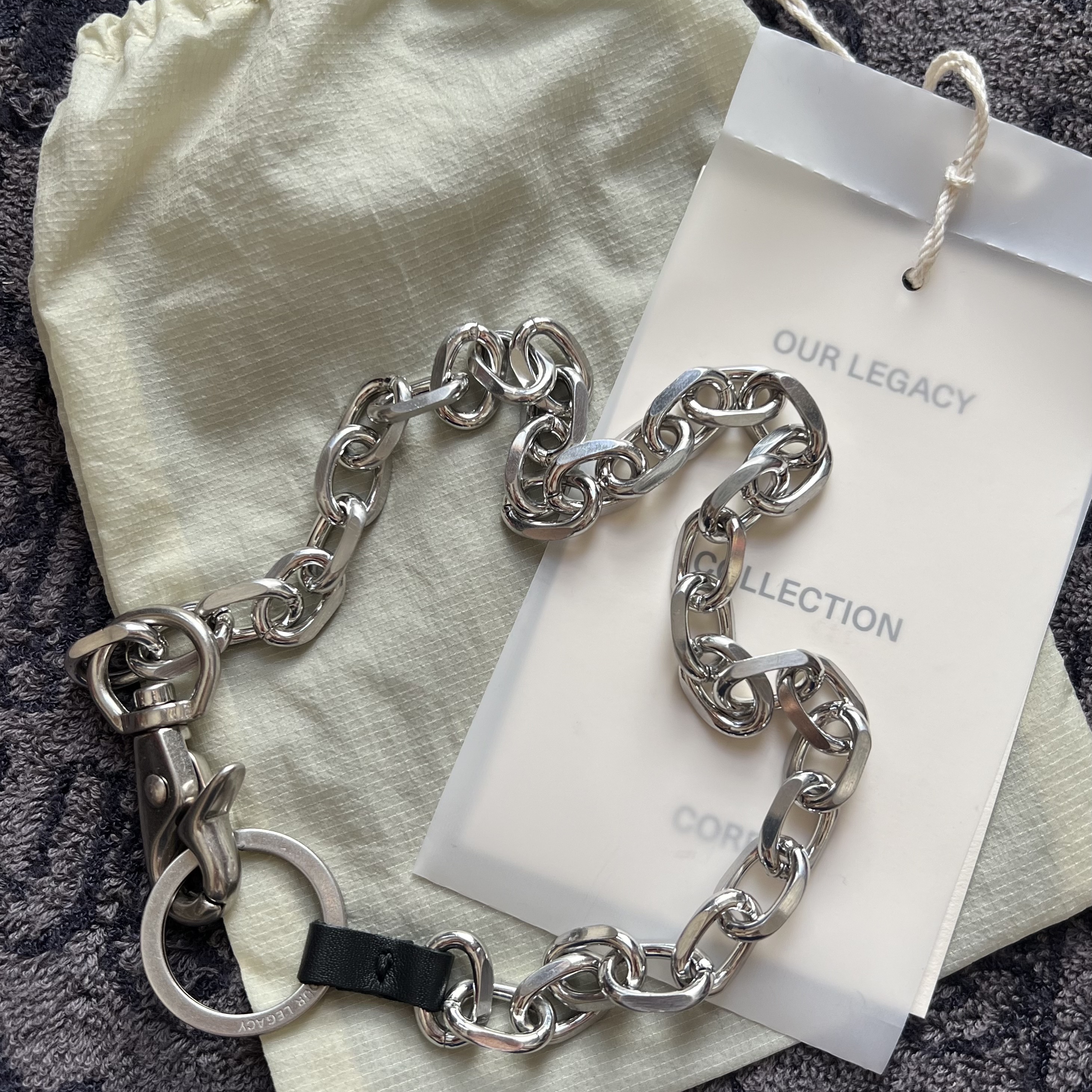 Our Legacy Ladon Brass Keychain Matte Nickel 착용 스타일