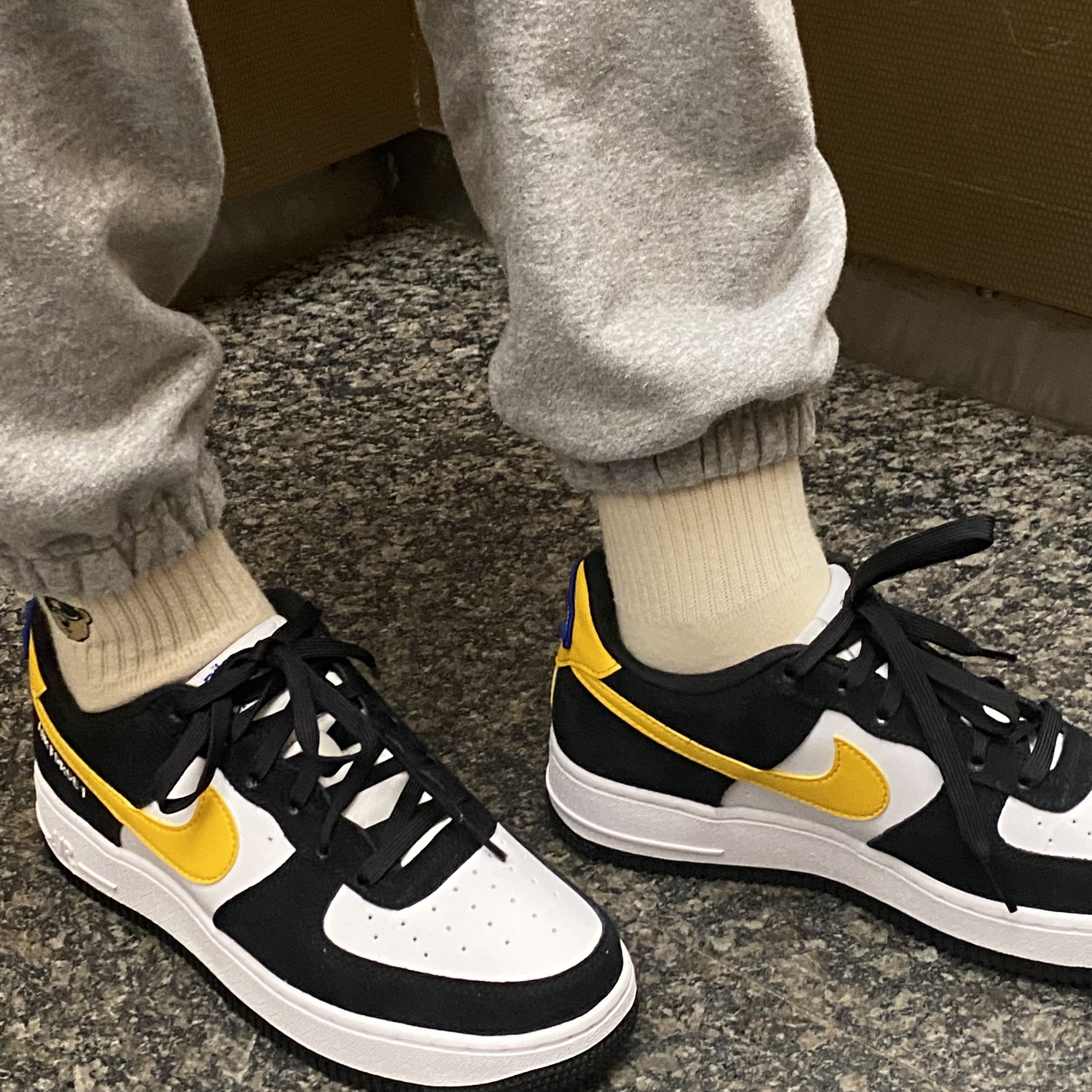 (GS) Nike Air Force 1 LV8 Athletic Club Black Dark Sulfur 착용 스타일